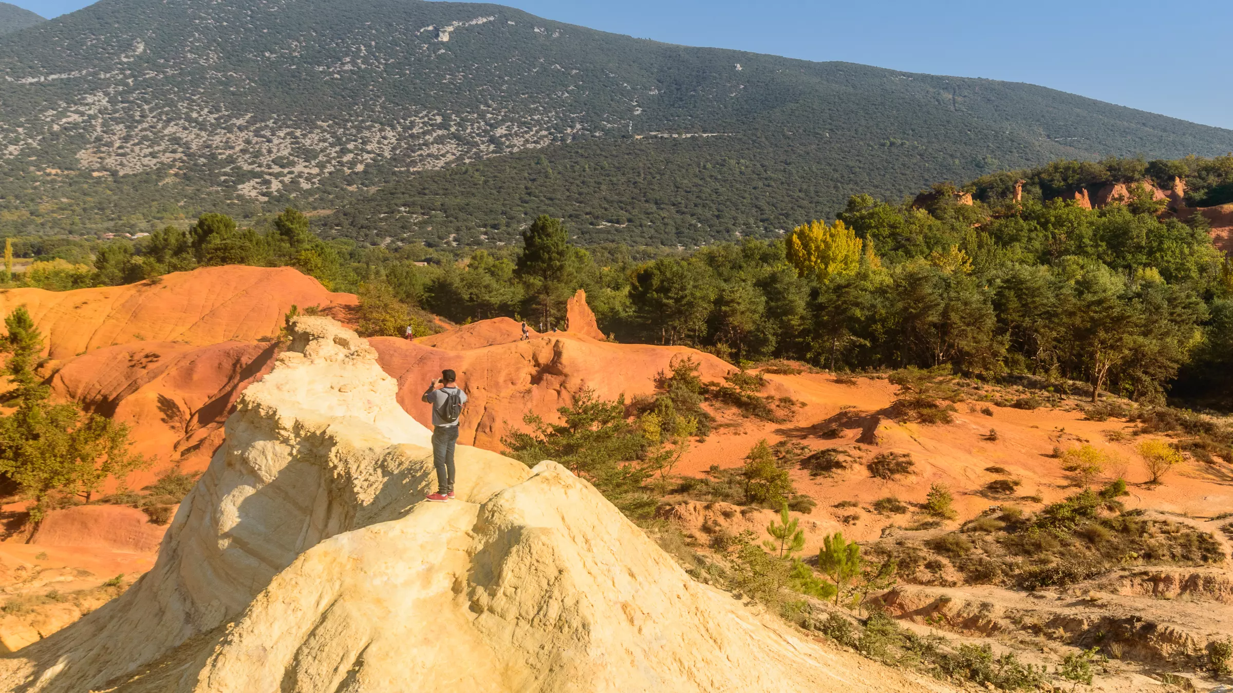 Walking through the ochre quarries of Provence...