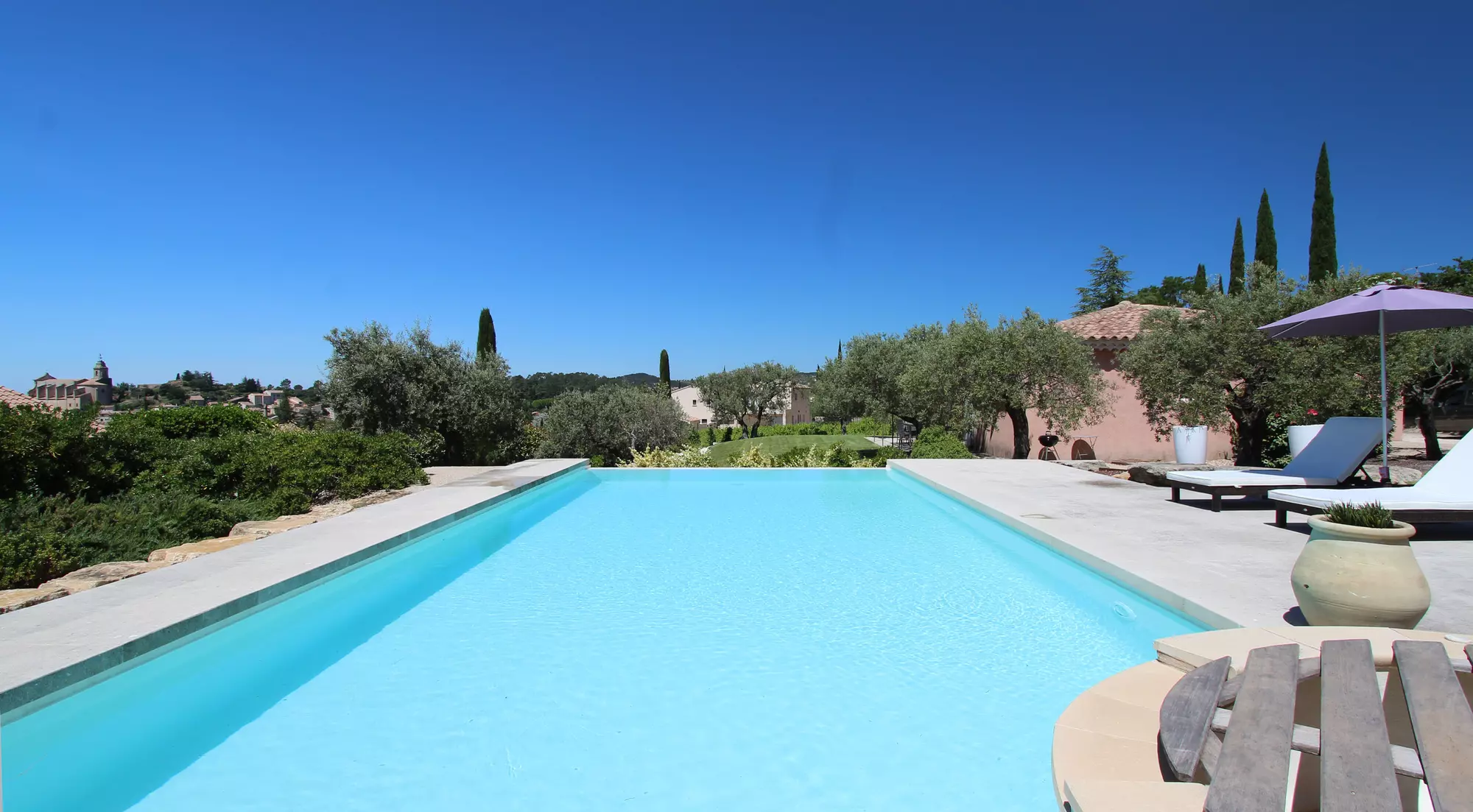 A 5X10m infinity pool with view of Bedoin