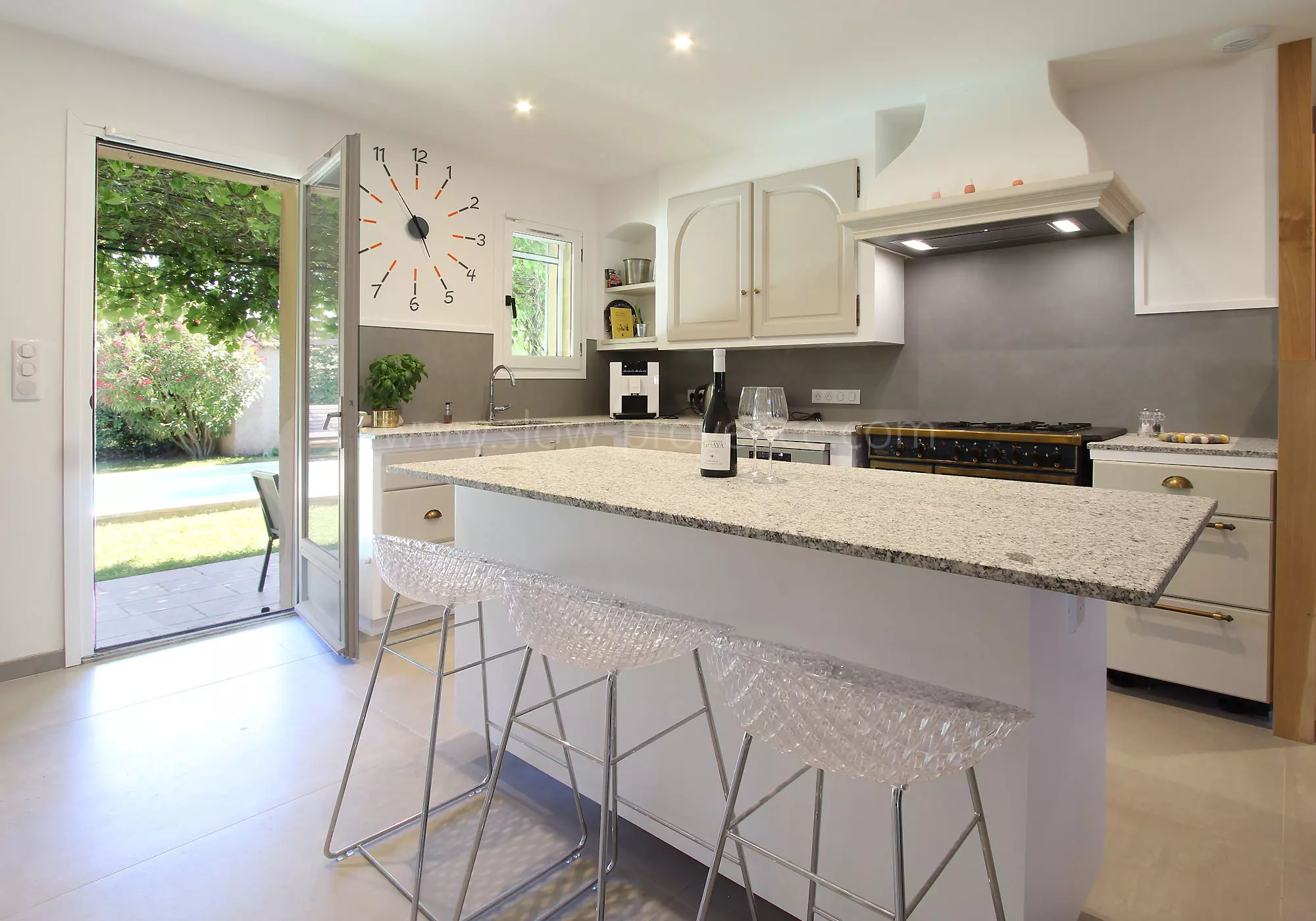 Kitchen open onto the terrace