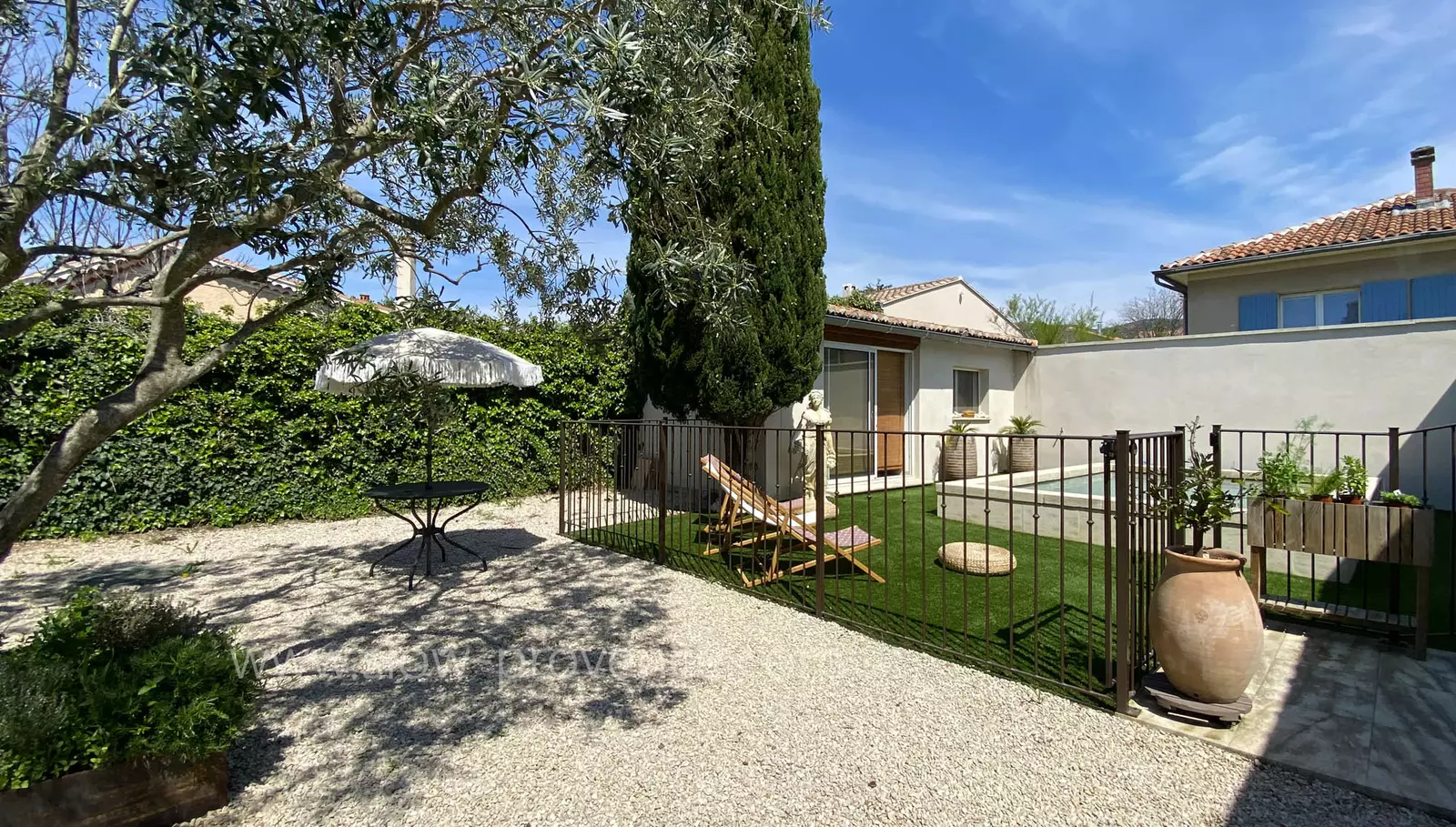 Jardin clos et petite piscine privée