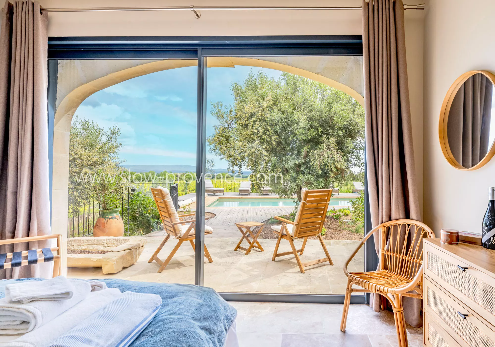 Chambre 3 avec sa terrasse privative côté piscine