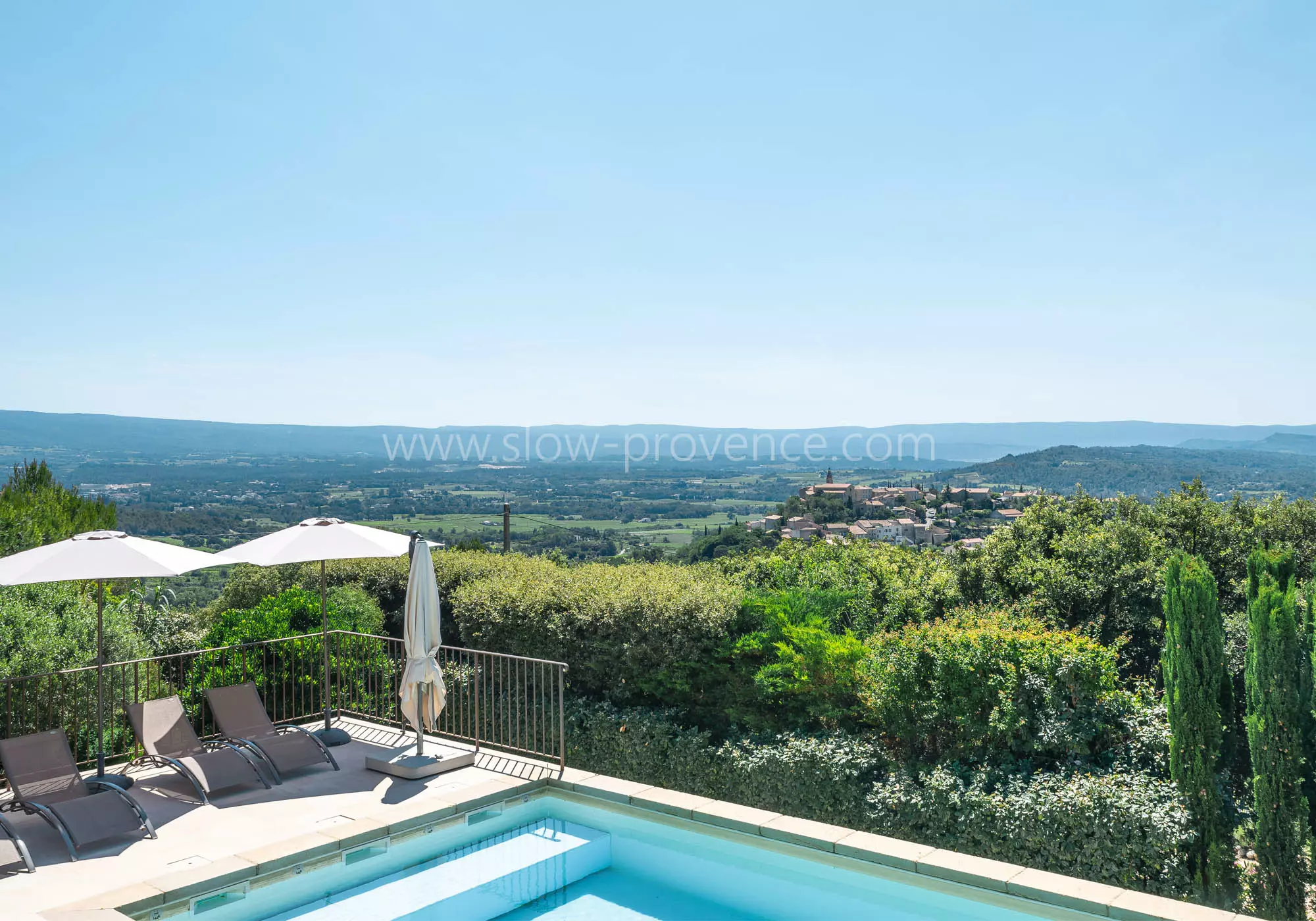 Unic panoramic view over Crillon-le-Brave