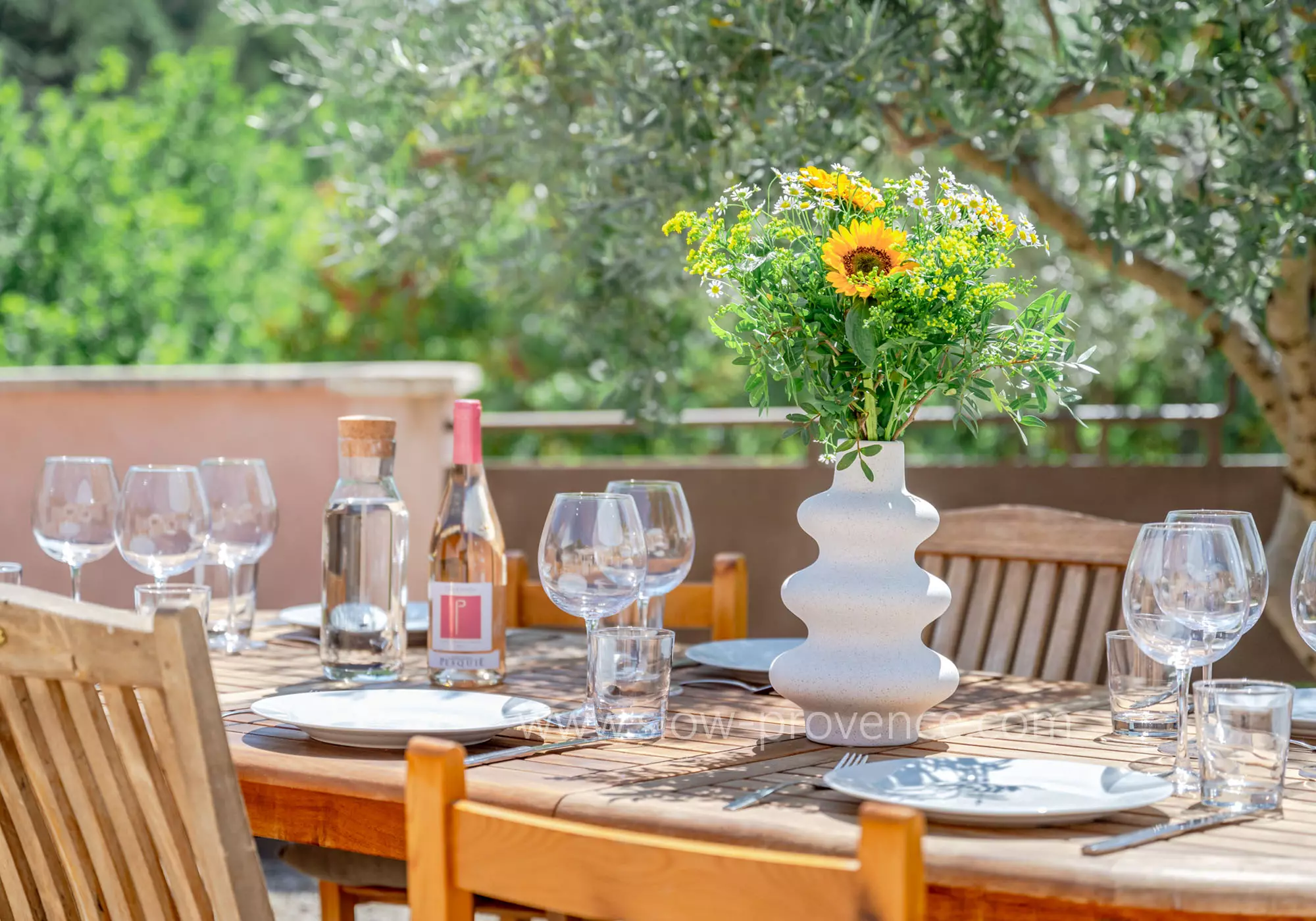 Pour un repas à l'ombre de l'olivier