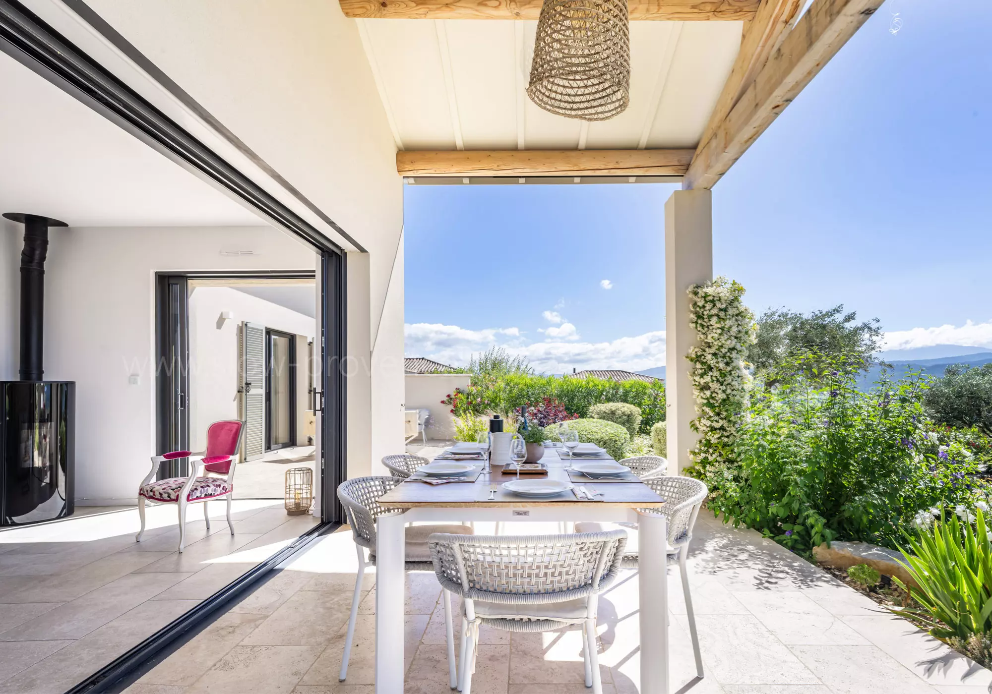 Grande terrasse ouverte sur la maison