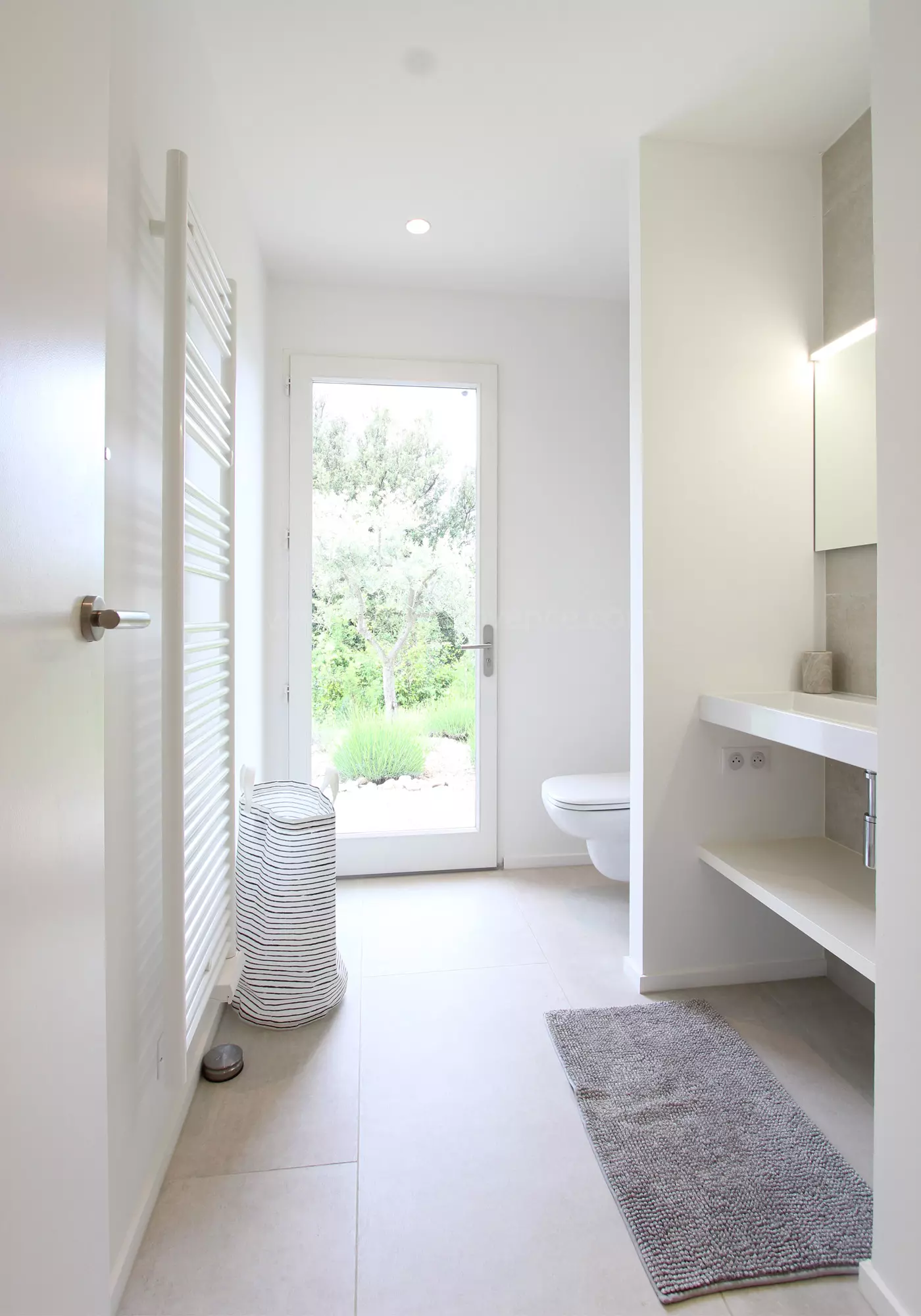 Salle de douche avec accès jardin