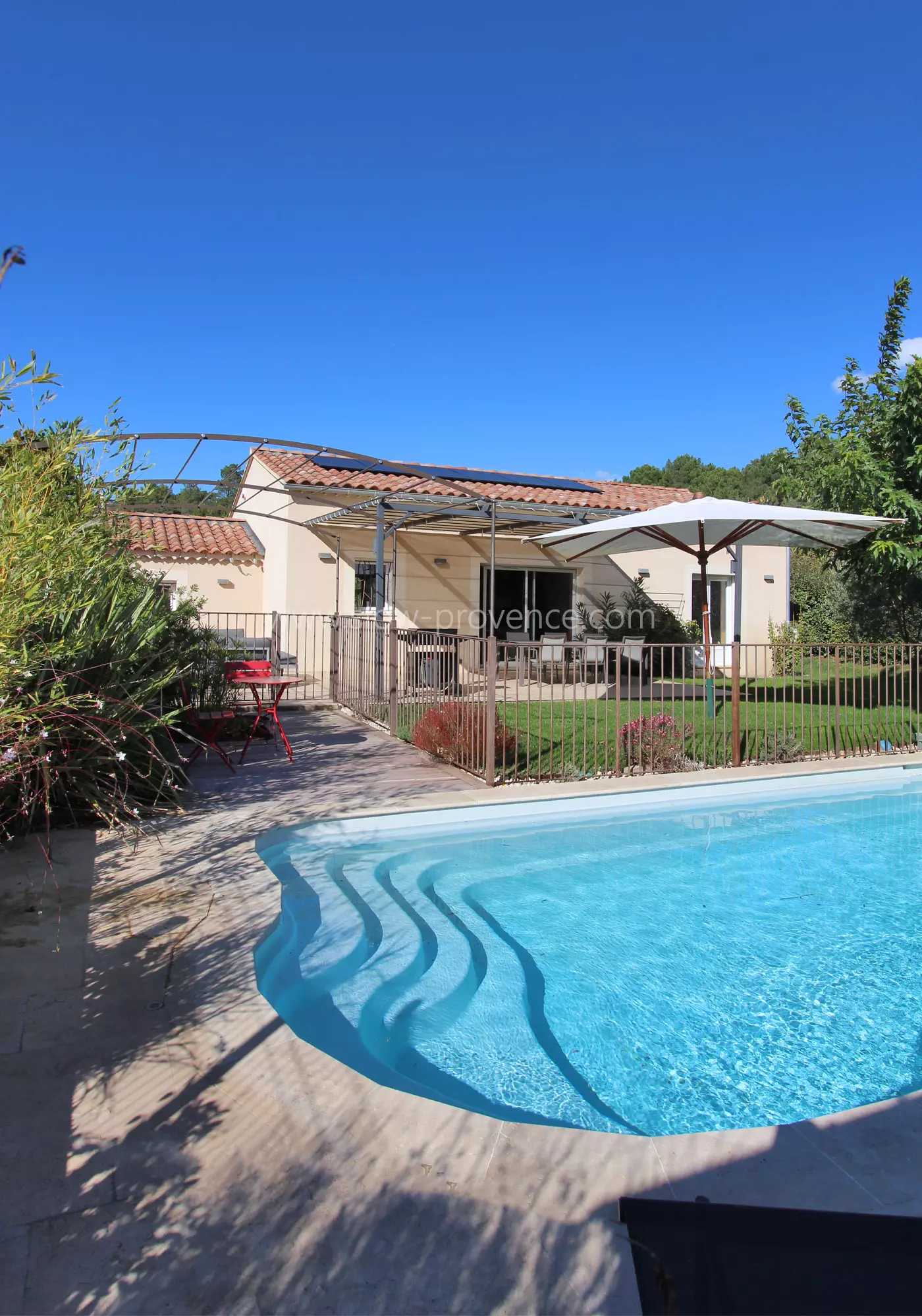 Piscine privée entièrement clôturée