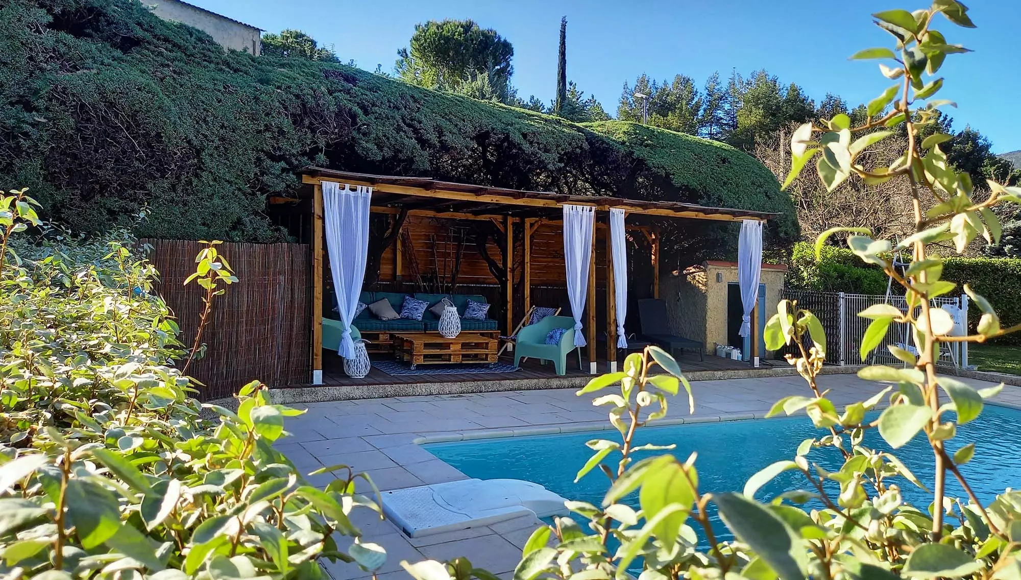 New in 2021 : Shaded terrace next to the swimming-pool