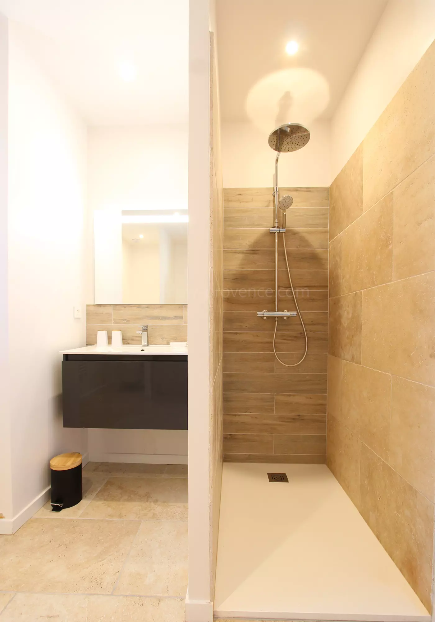 Salle de bain privative : chambre 1