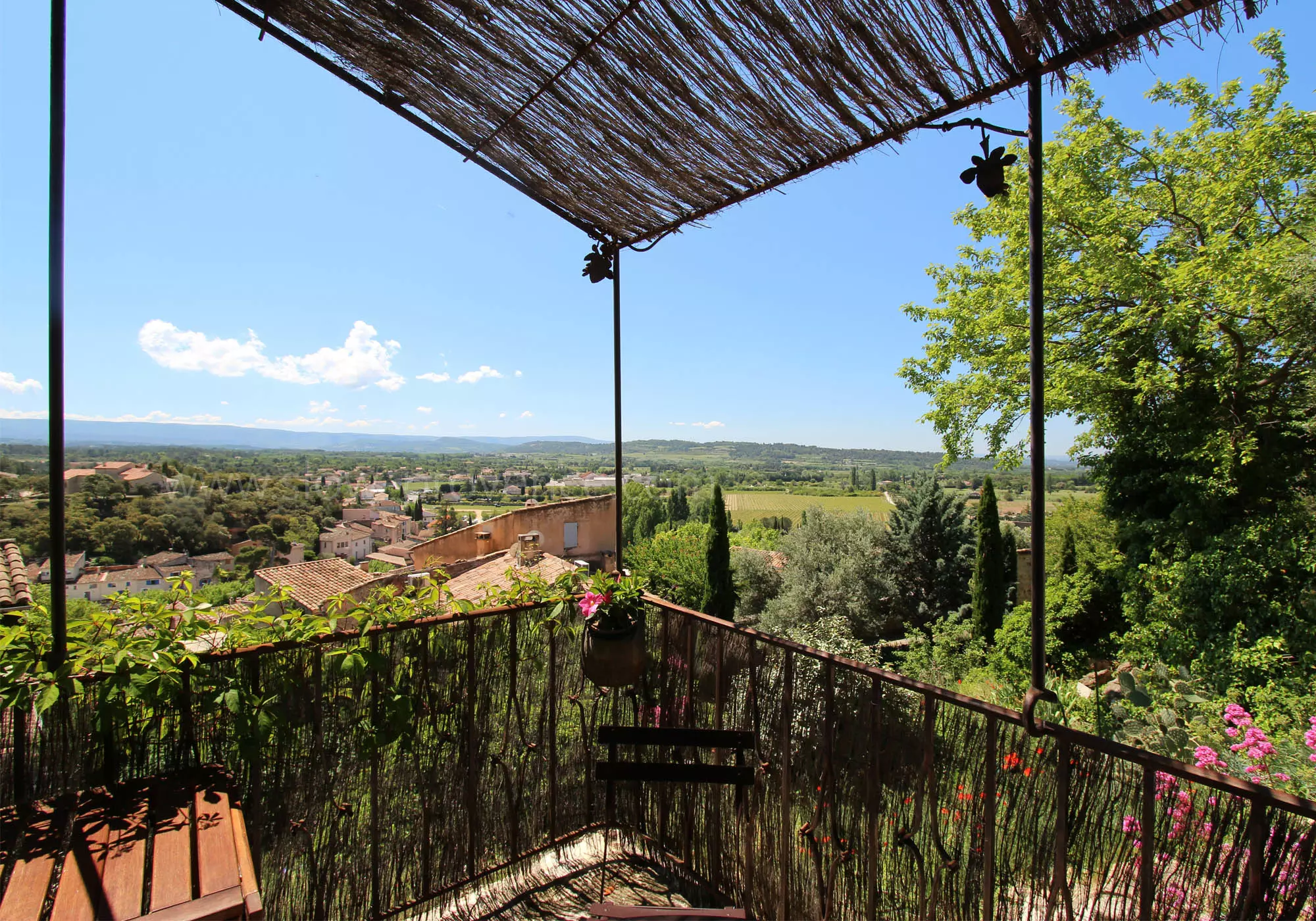 Terrasse sous la tonnelle avec vue sur la Provence