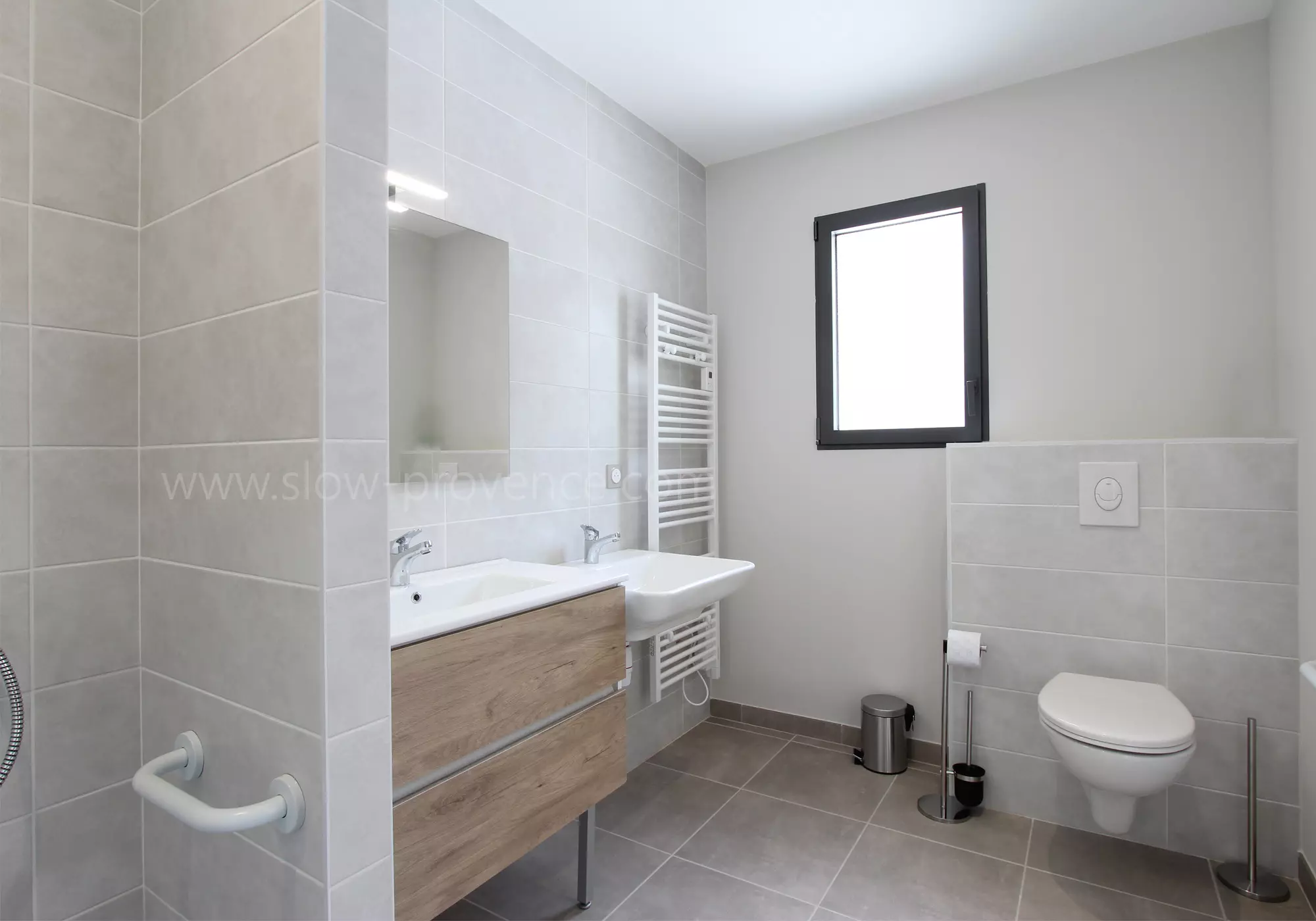 Salle de douche de la chambre 1 : accessible fauteuil roulant