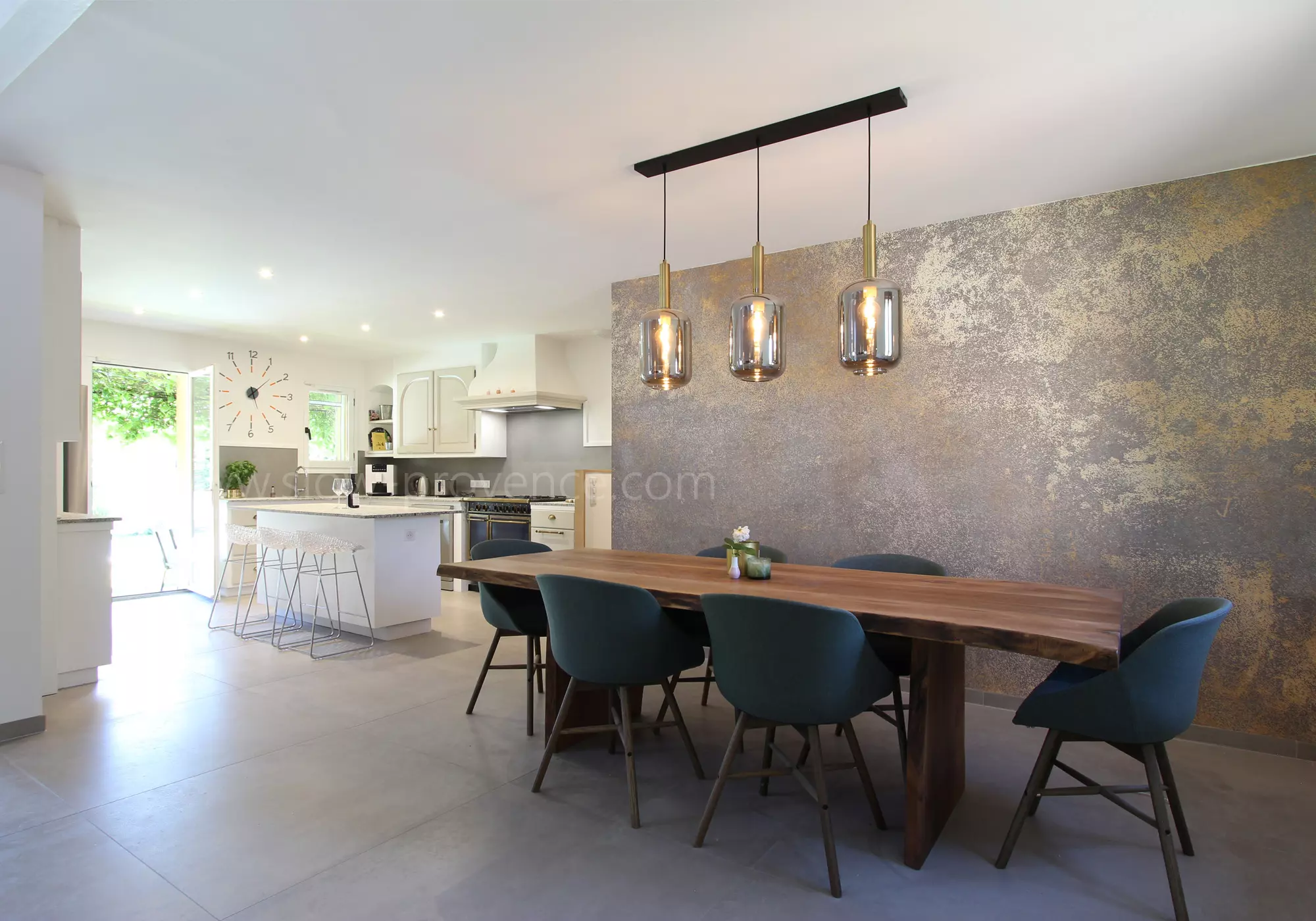 Dining room open onto the kitchen