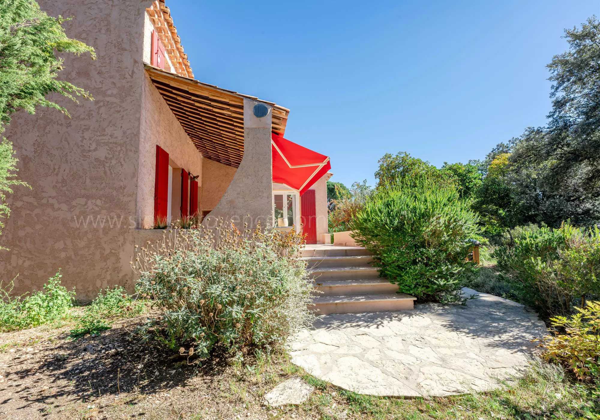 Accès au jardin et à la piscine