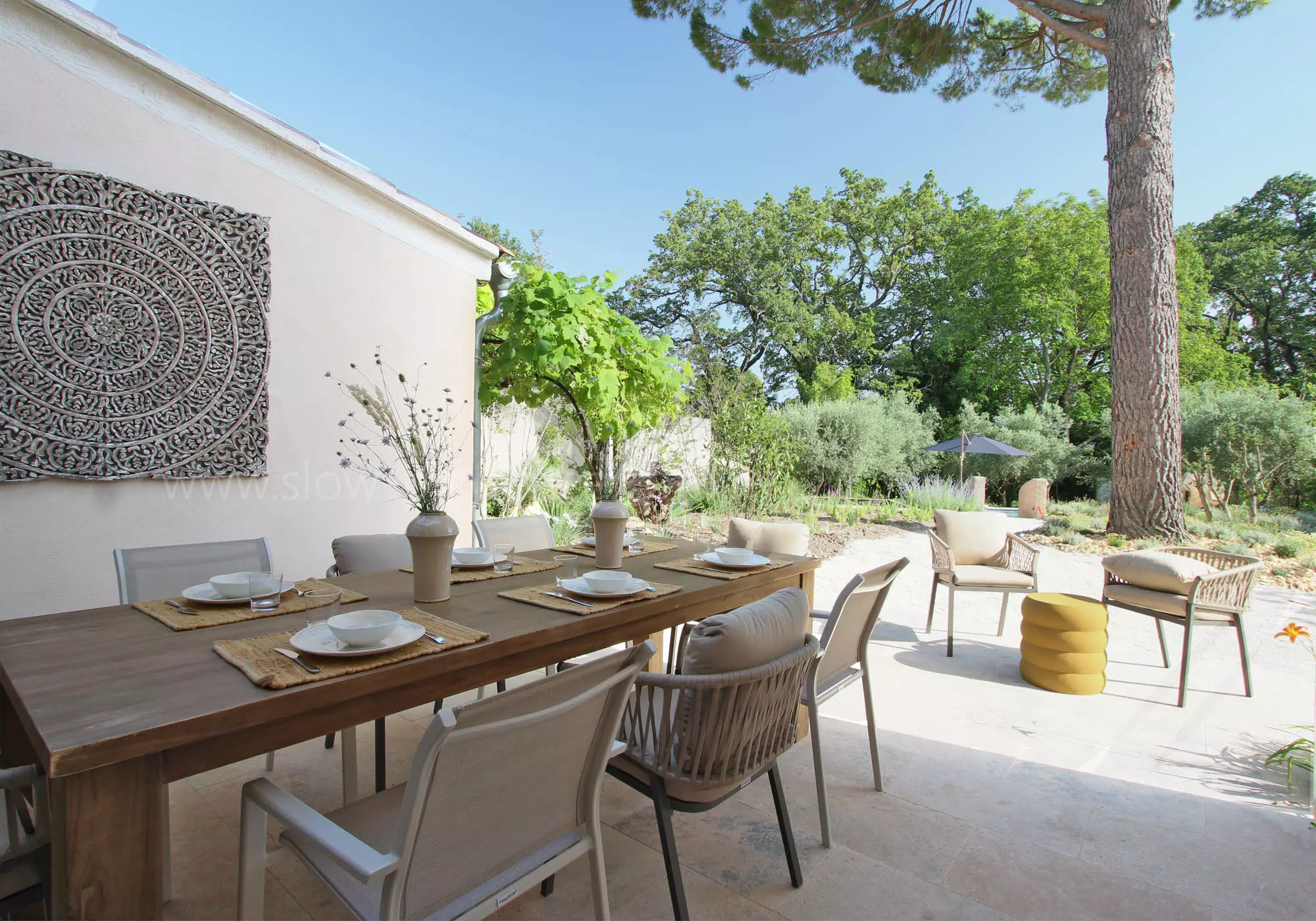 Terrasse avec grande table