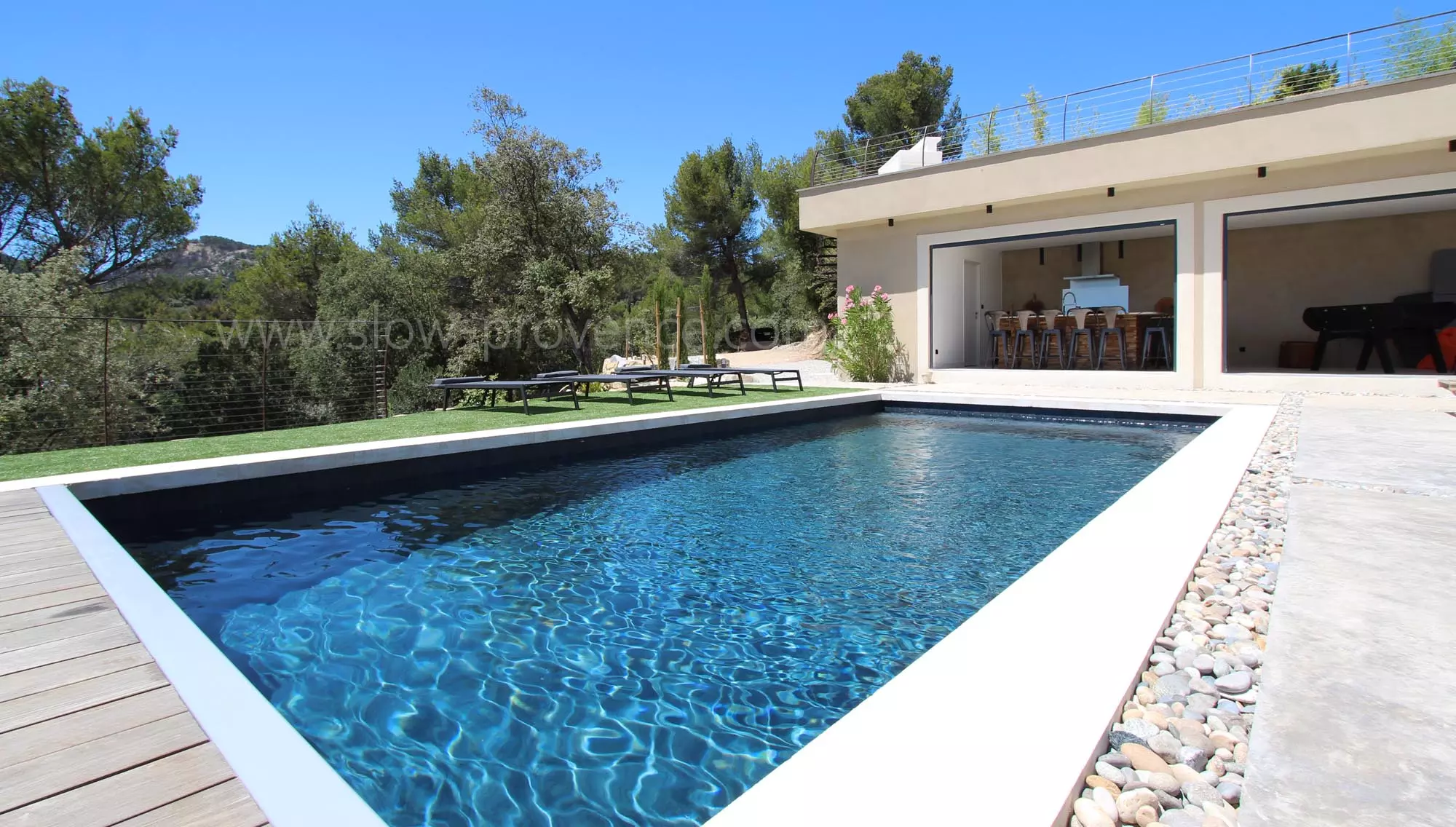 Un grand pool-house équipé, avec terrasse rooftop