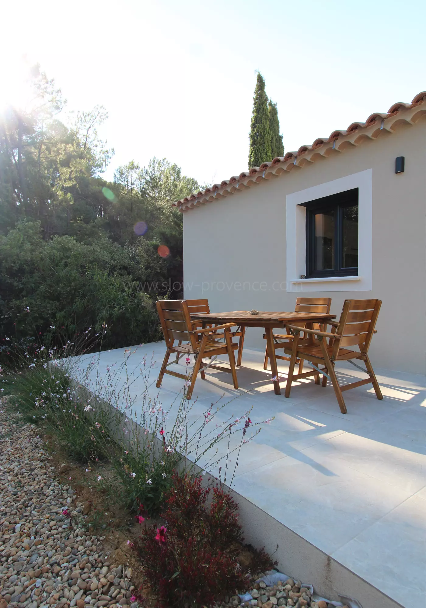 Terrasse avec table et chaise