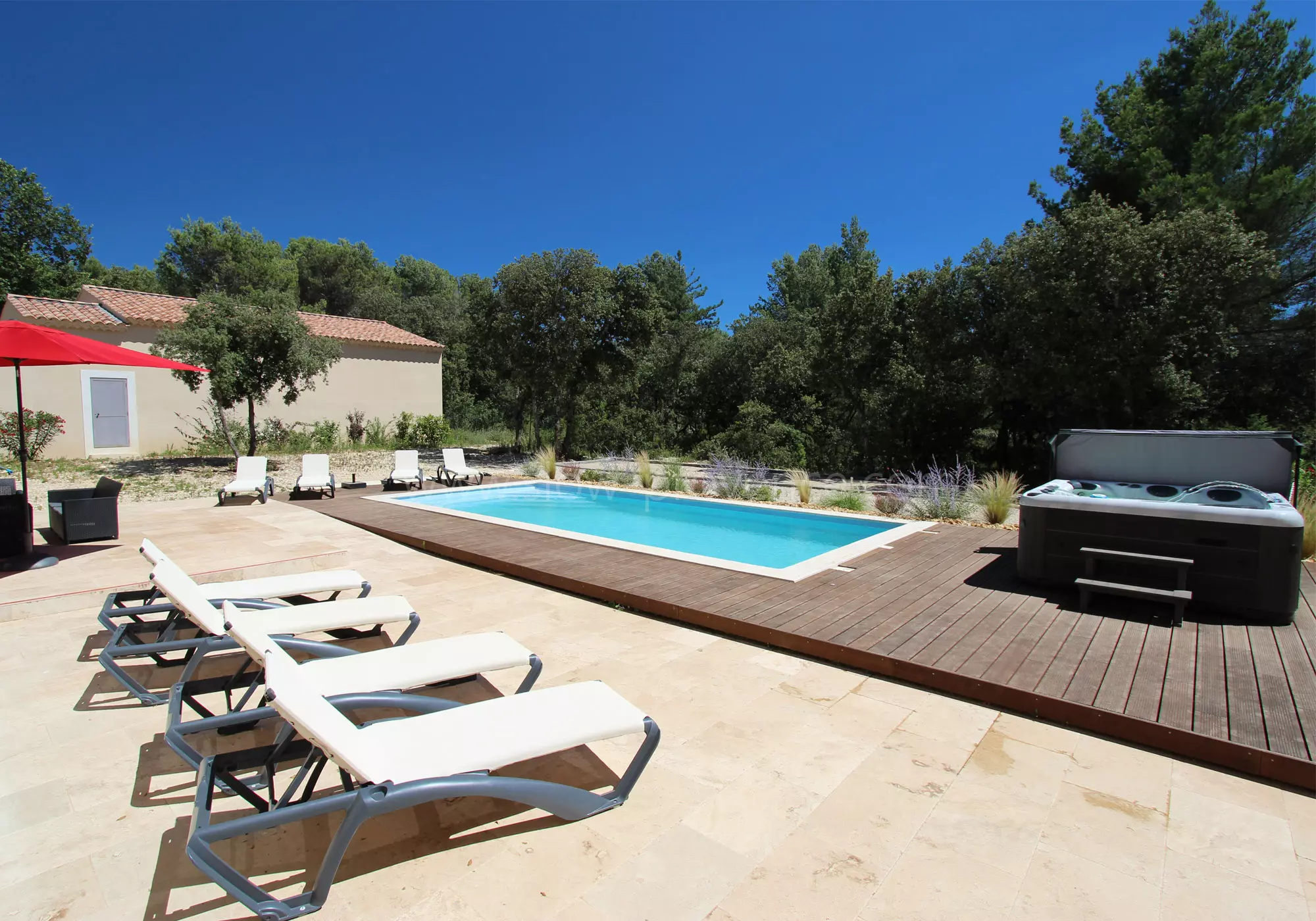 Private swimming-pool with jacuzzi