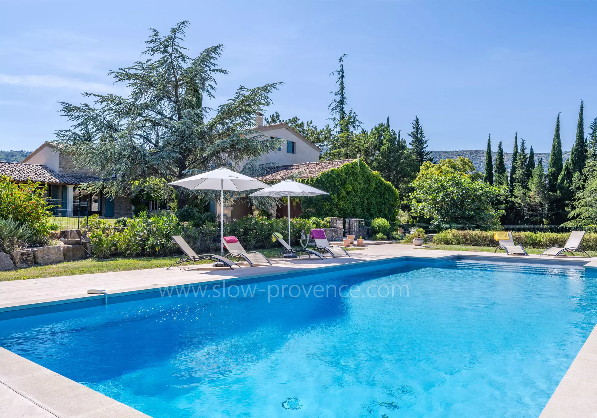 Piscine privée clôturée