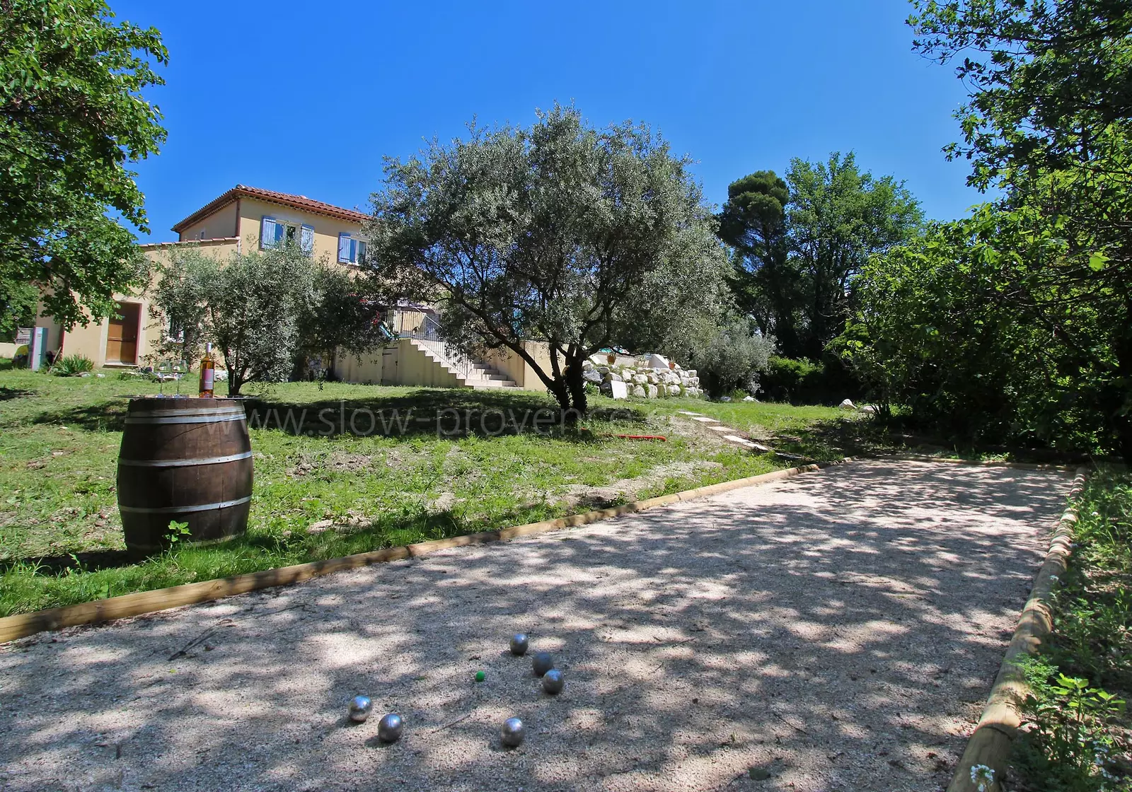 Family-friendly villa with garden, petanque and a pool