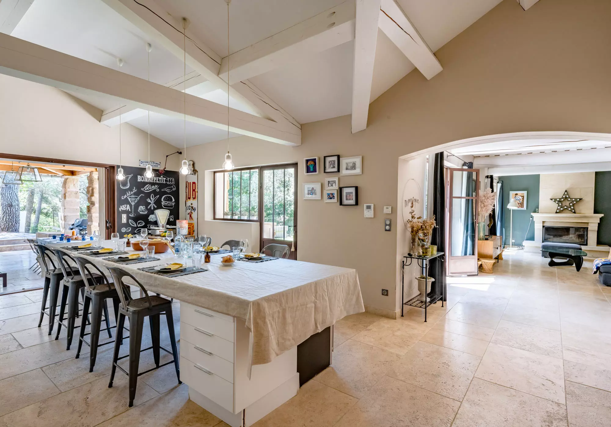 Kitchen open onto the living room for a bright space !