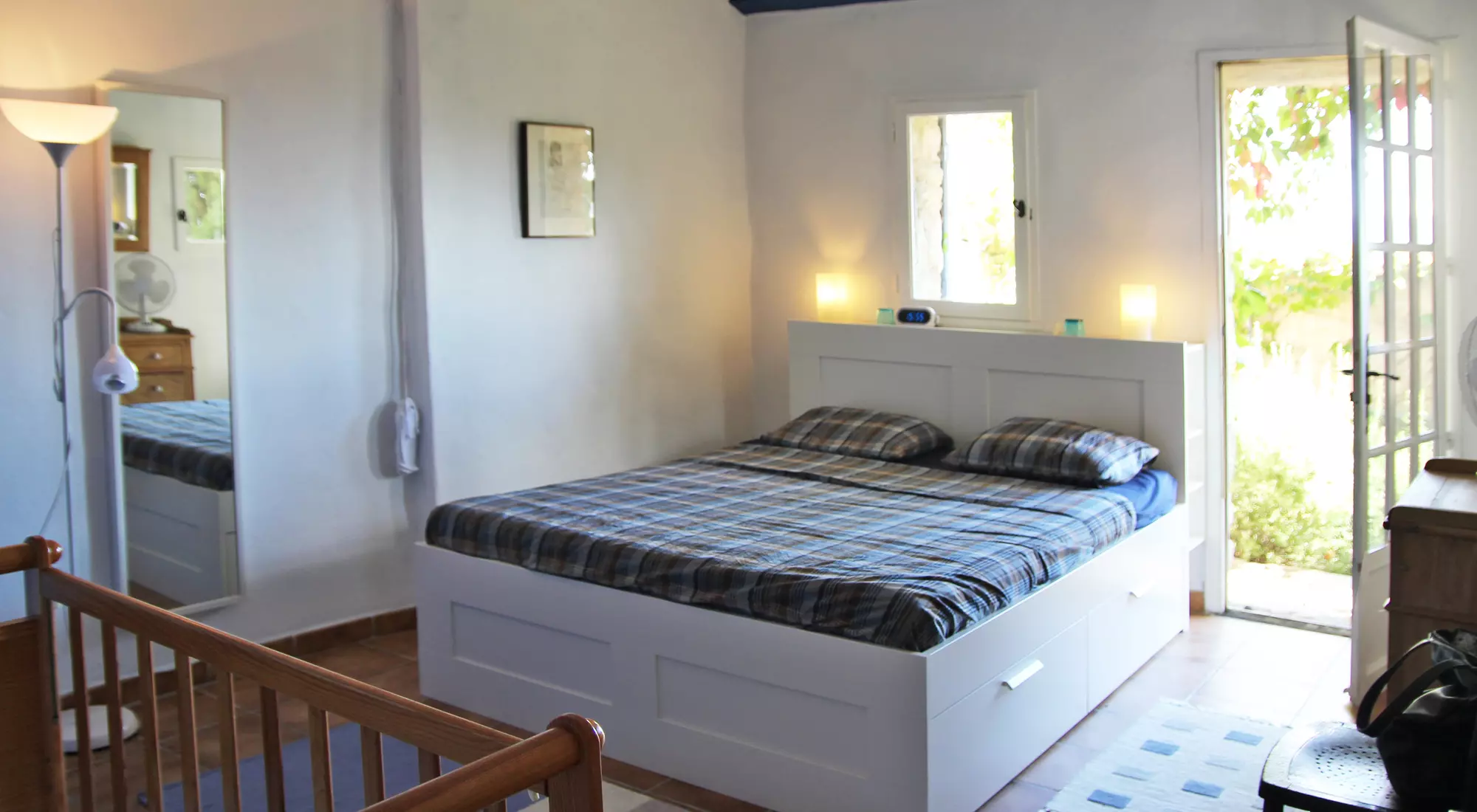 Bedroom 1 with double bed - Access to the garden