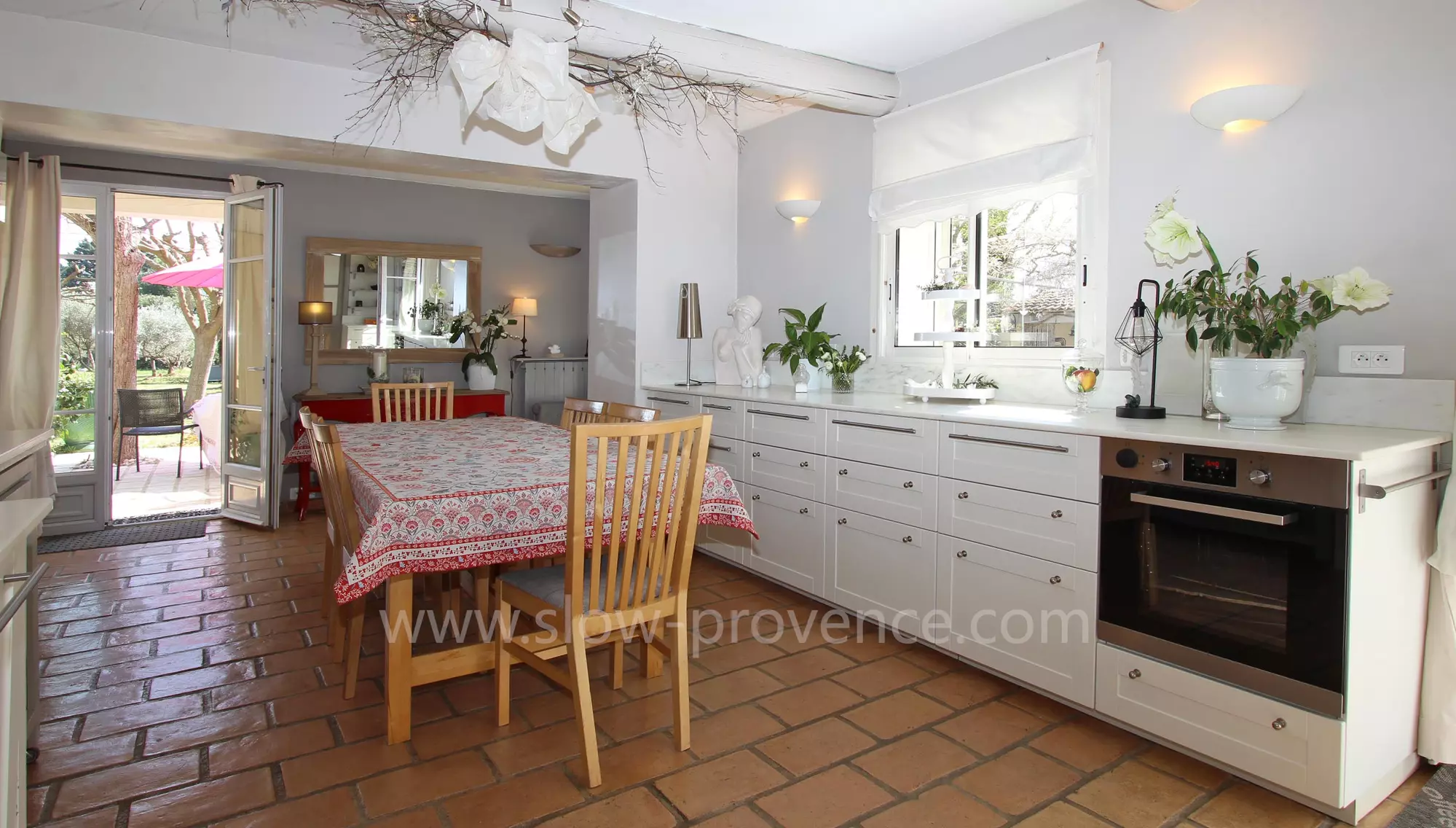 Kitchen opening onto the terrace