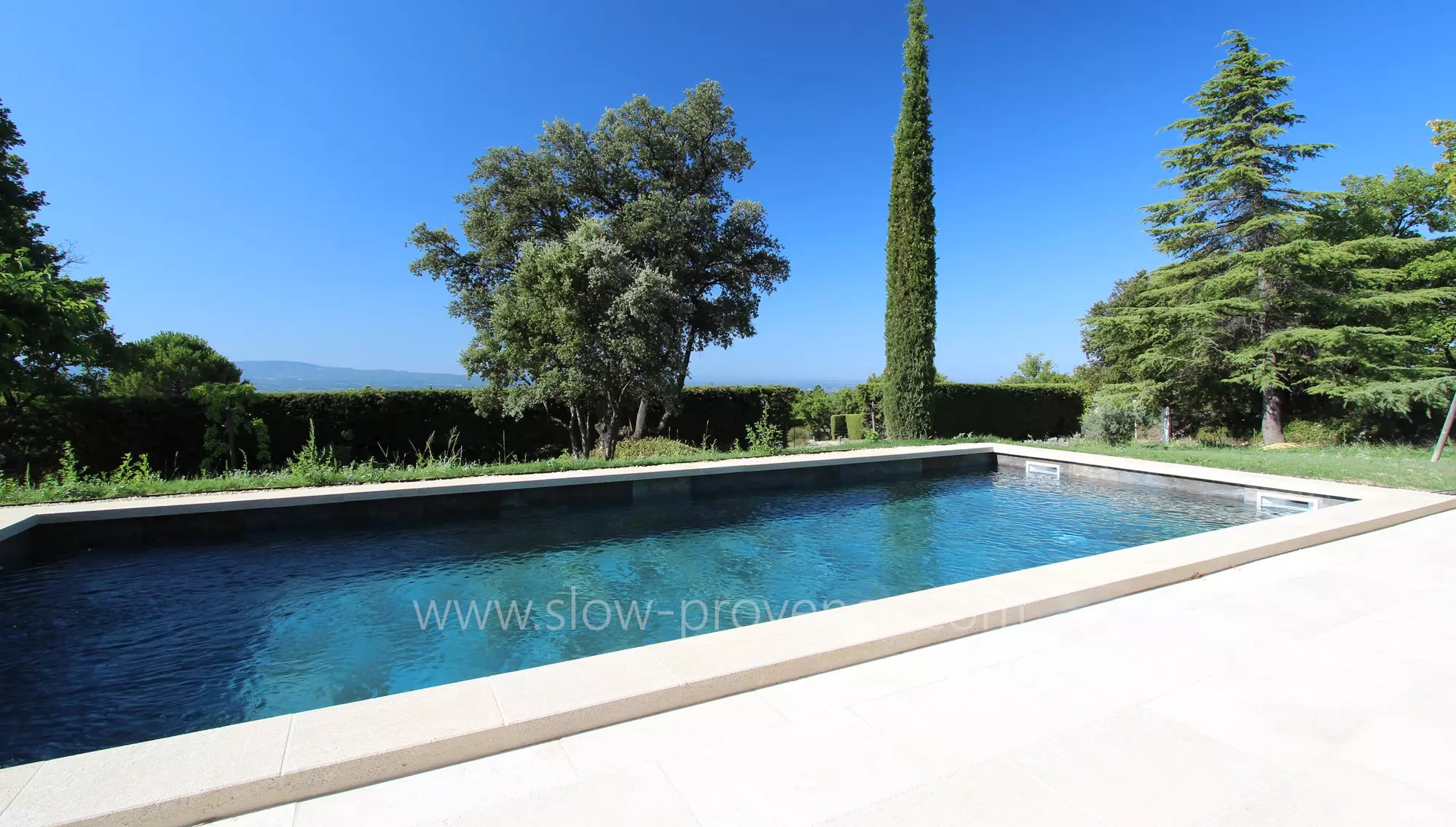 Pool securised by an electric cover