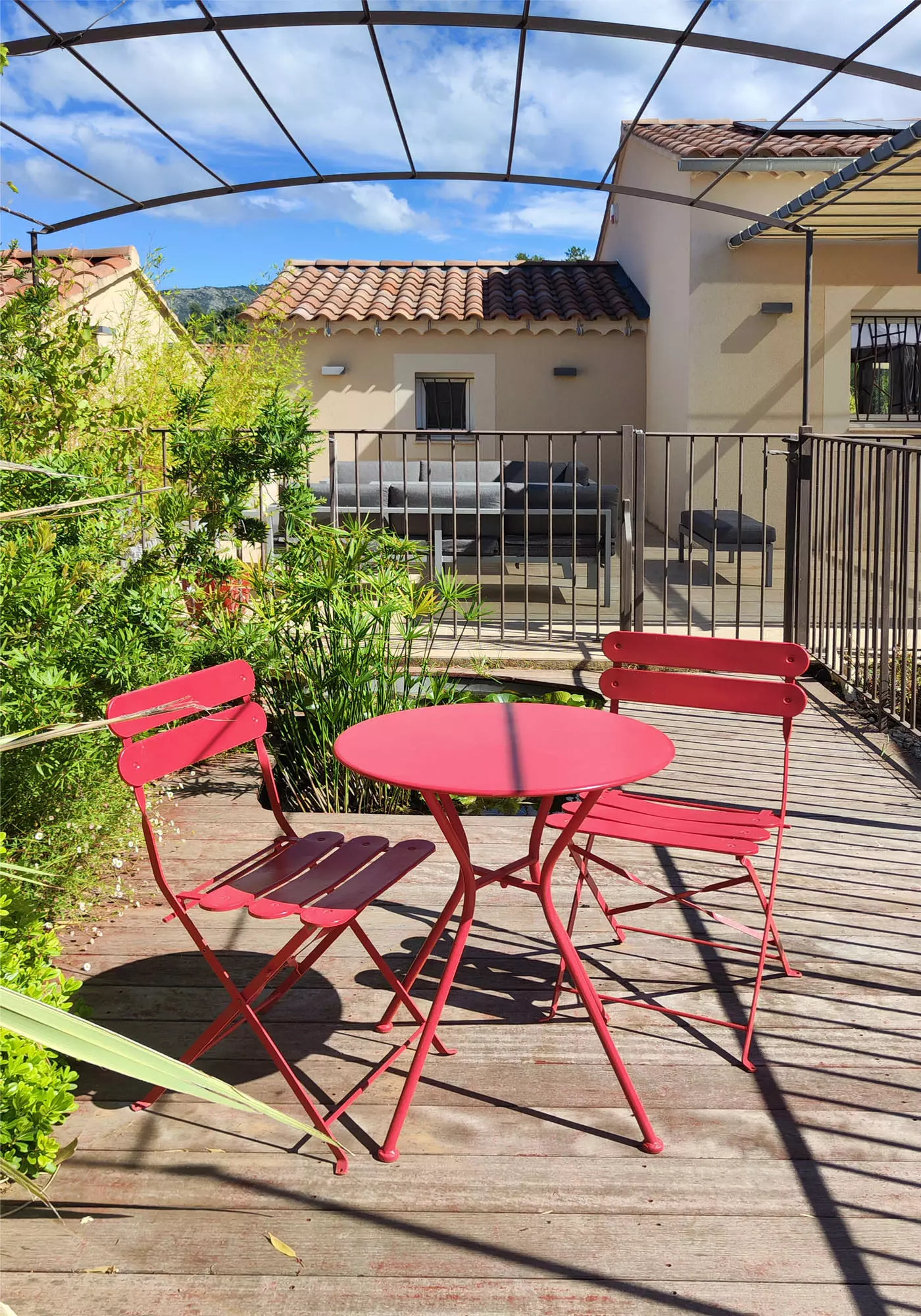 Une touche de couleur au fond du jardin