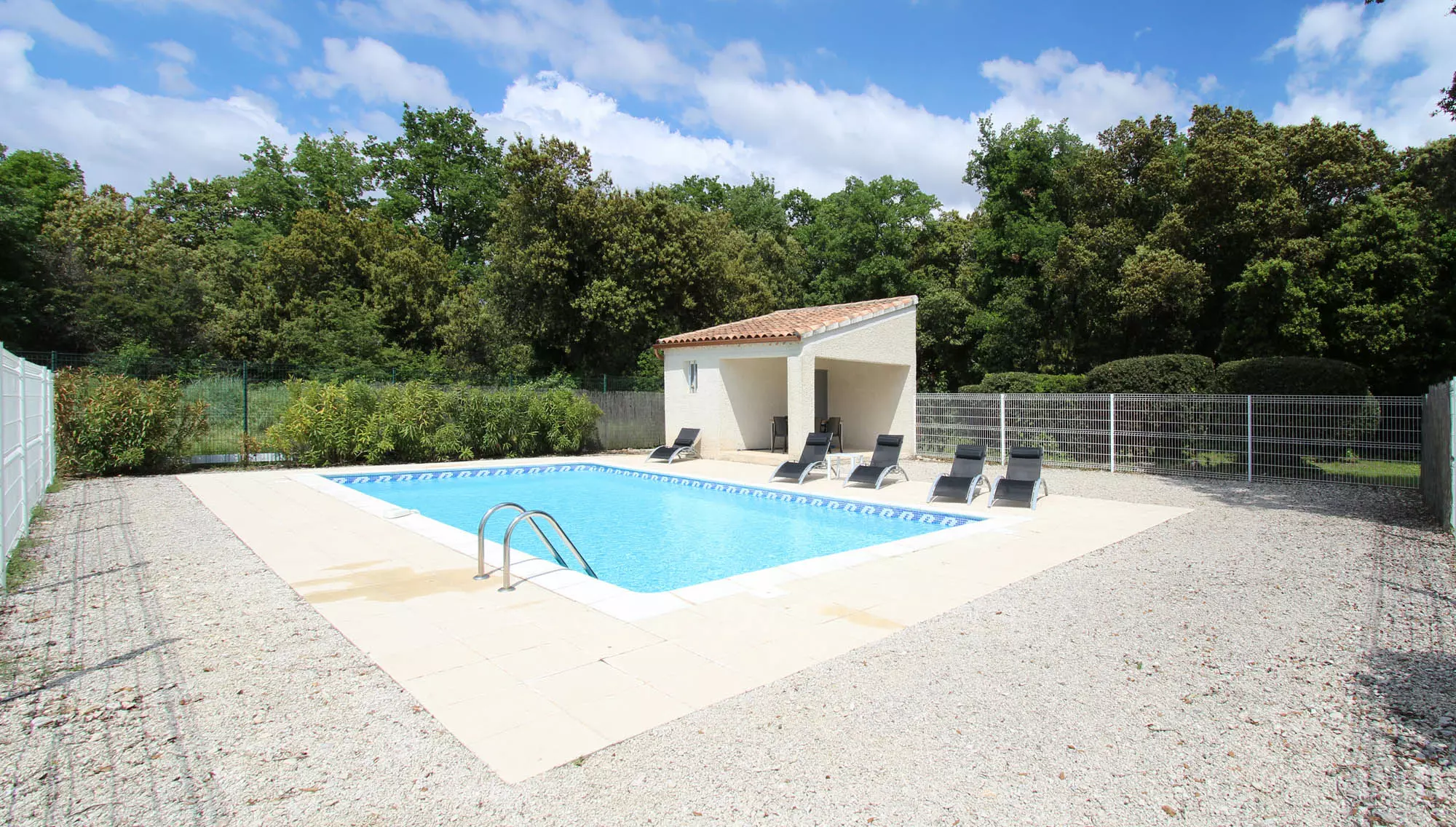 Nice fenced swimming-pool