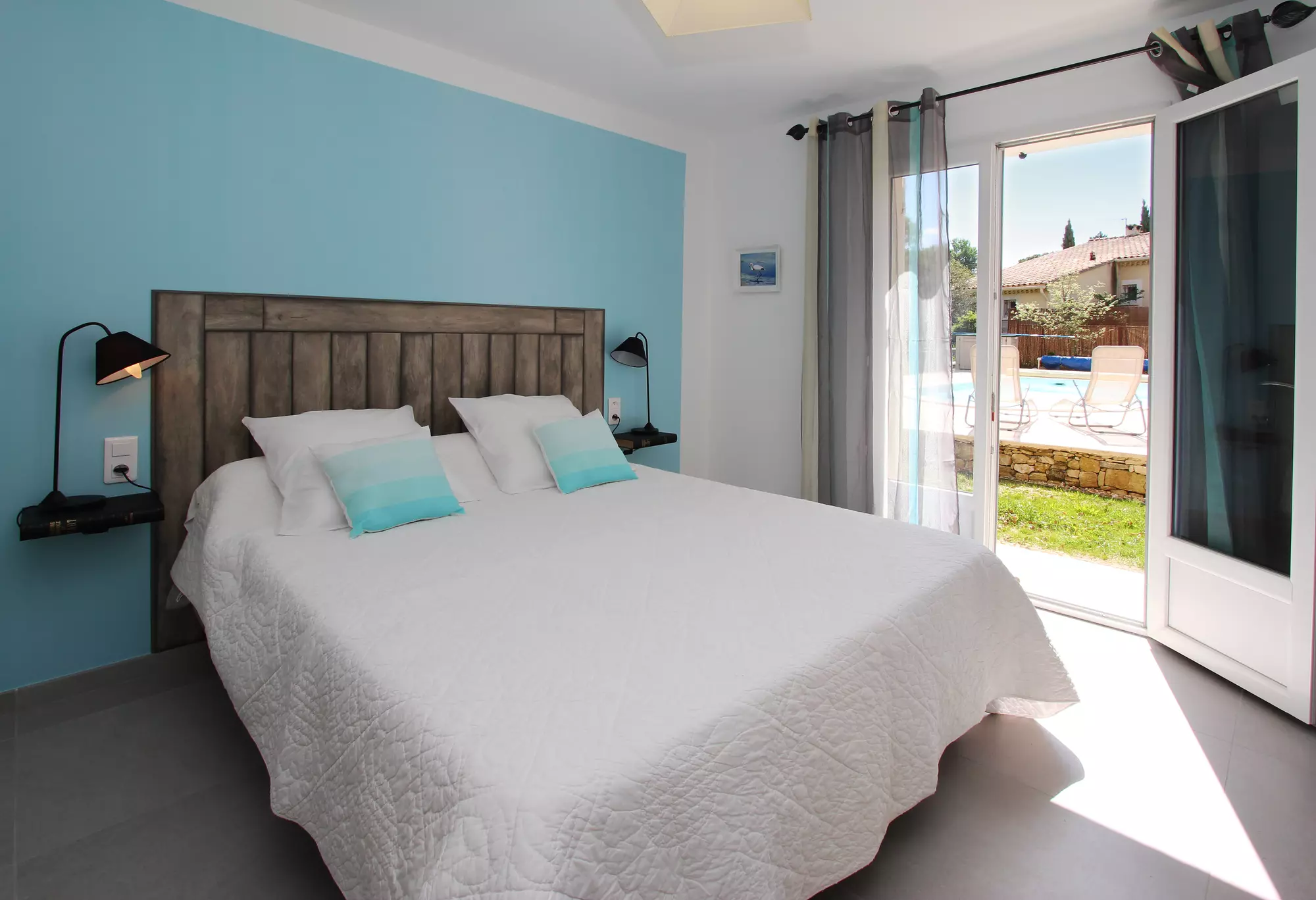 Master bedroom with direct access on the pool