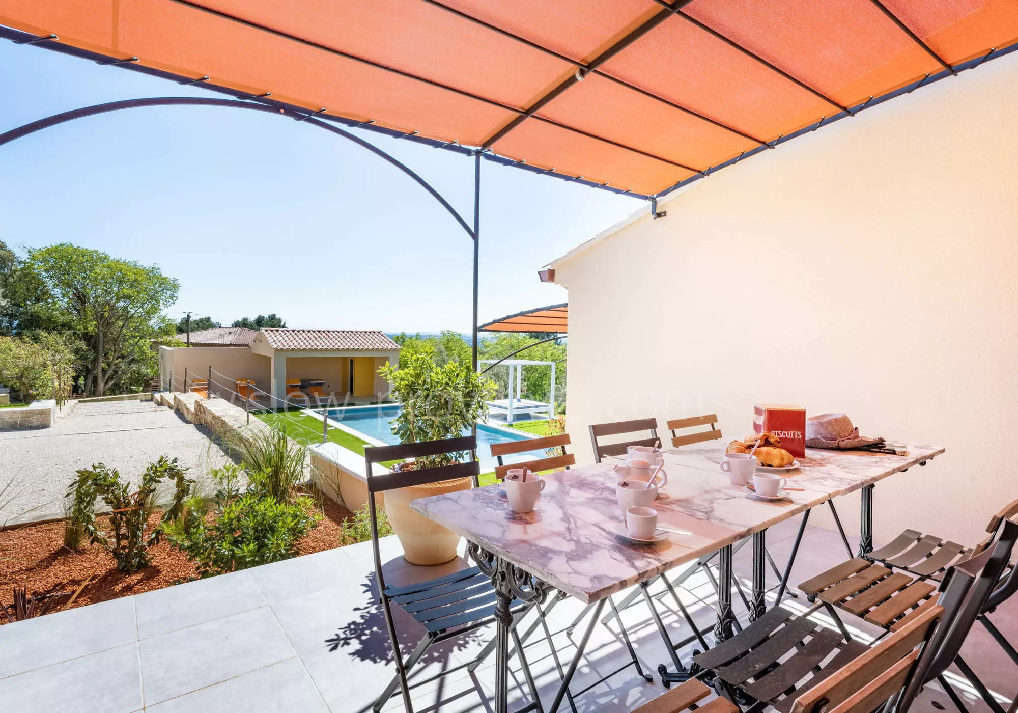 Covered terrace for outside meals !