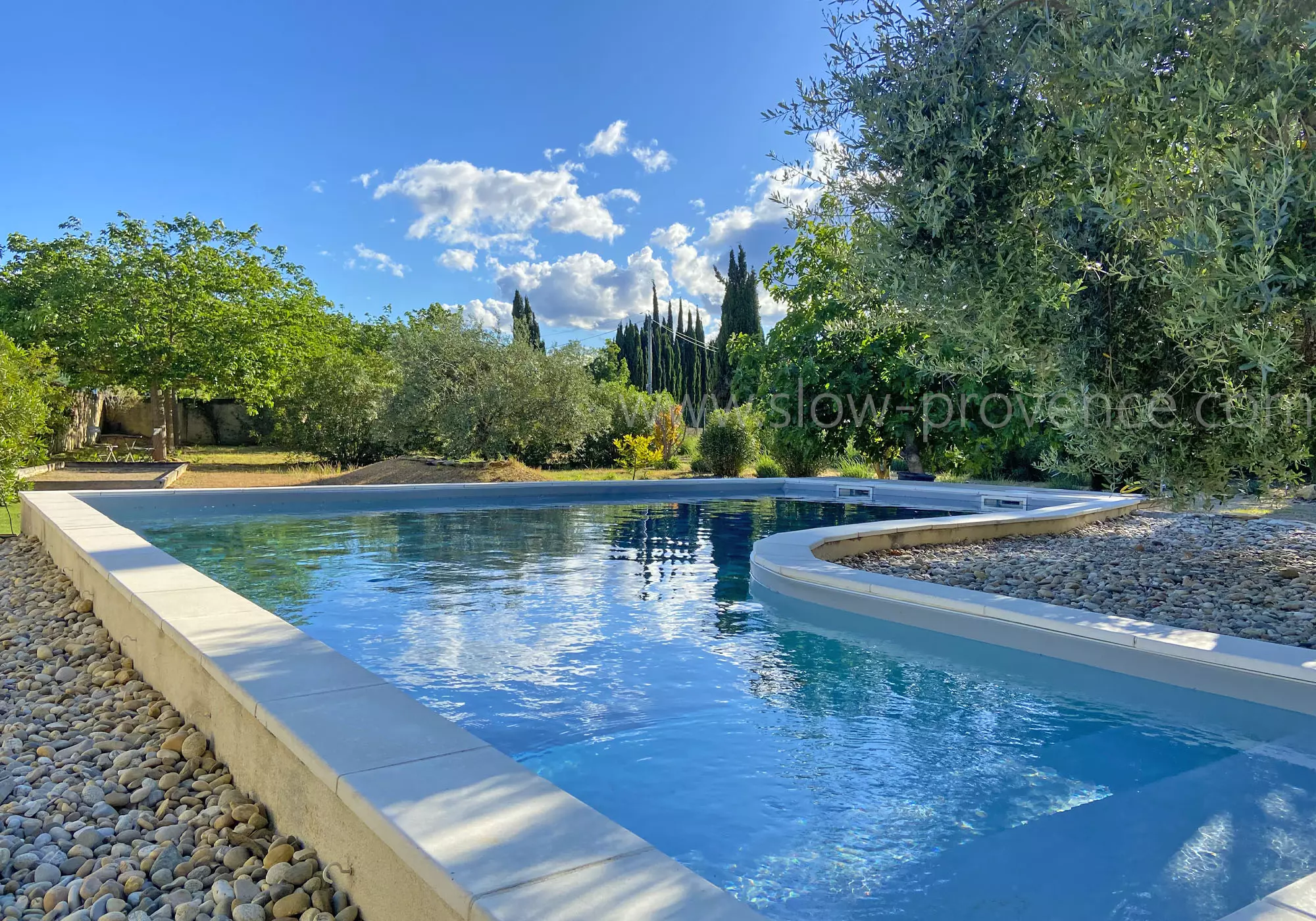 An original shape for the swimming pool