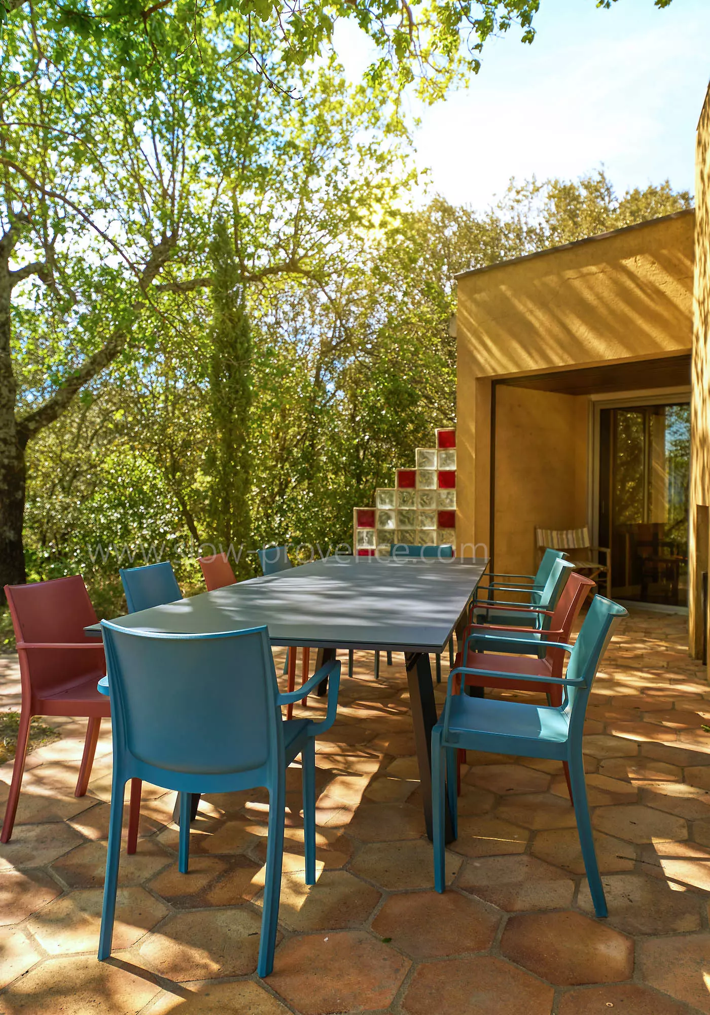 Terrace in the shade of oak trees