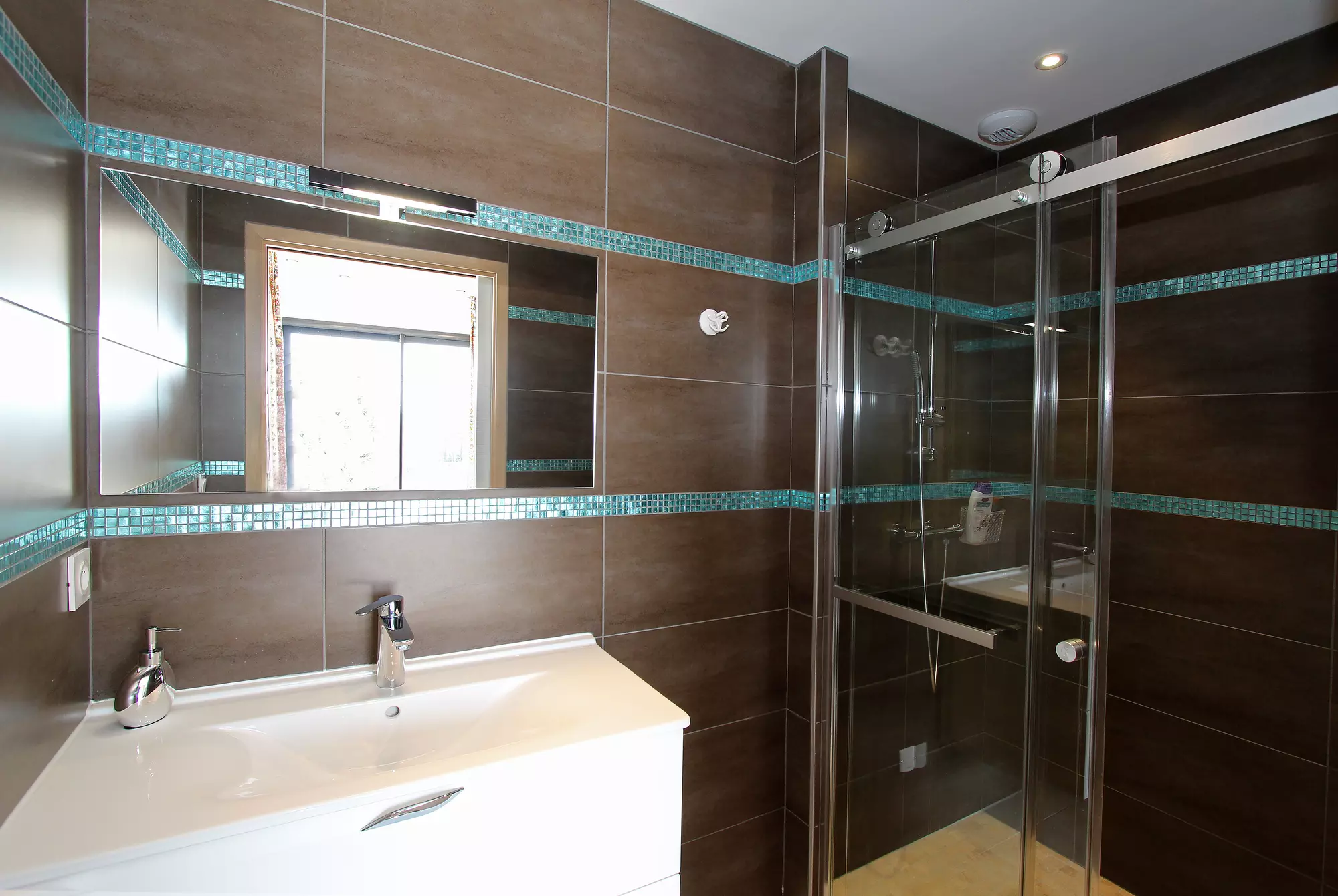 En-suite bathroom (bedroom 1)