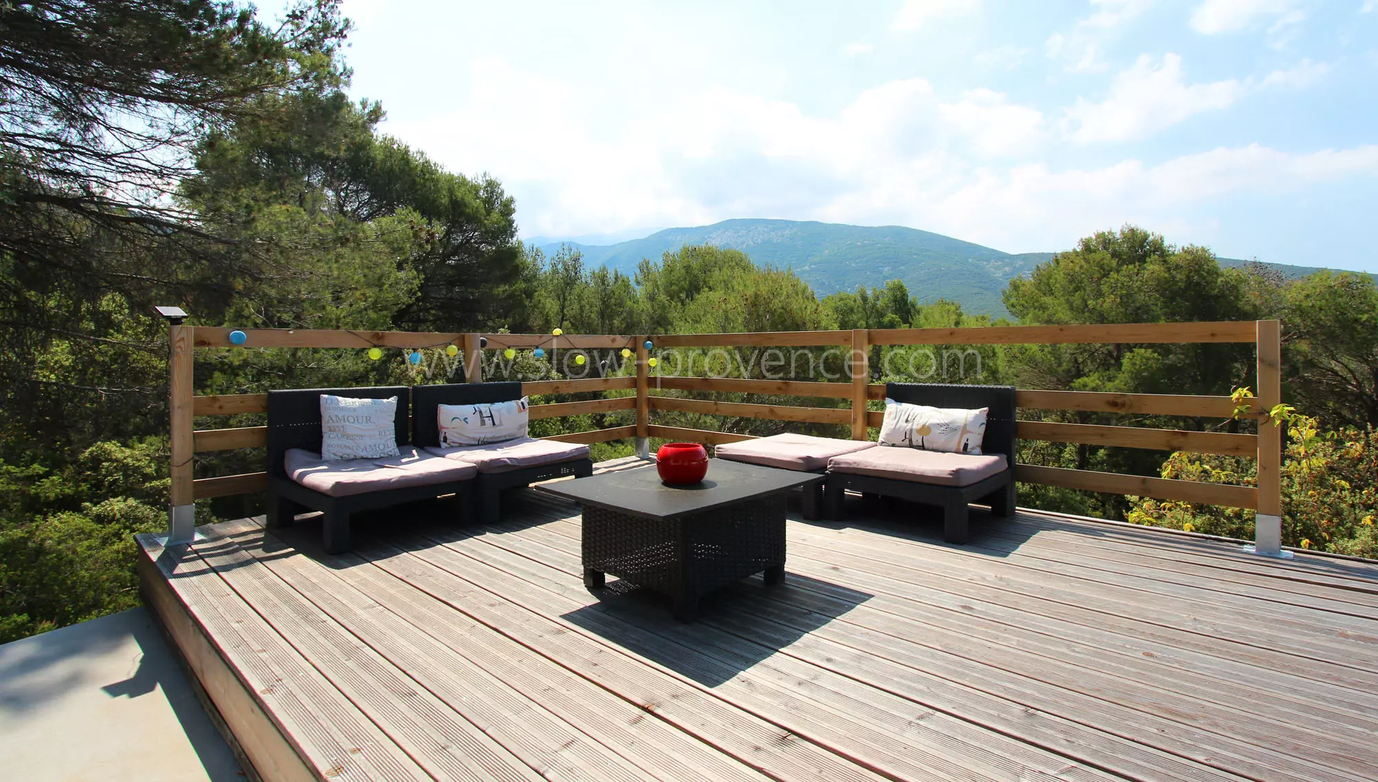 Salon de jardin avec vue sur le Mont-Ventoux