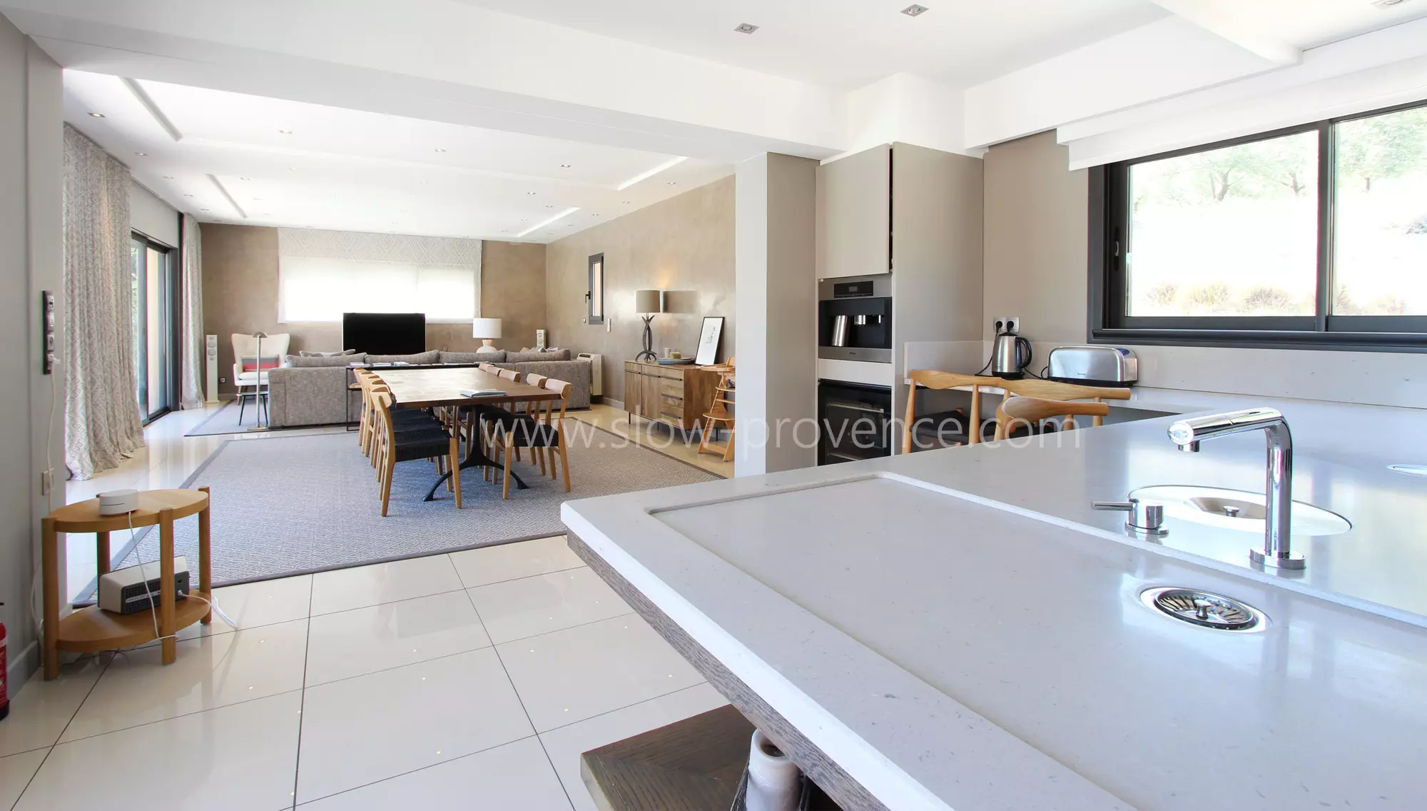 Kitchen open onto the dining room