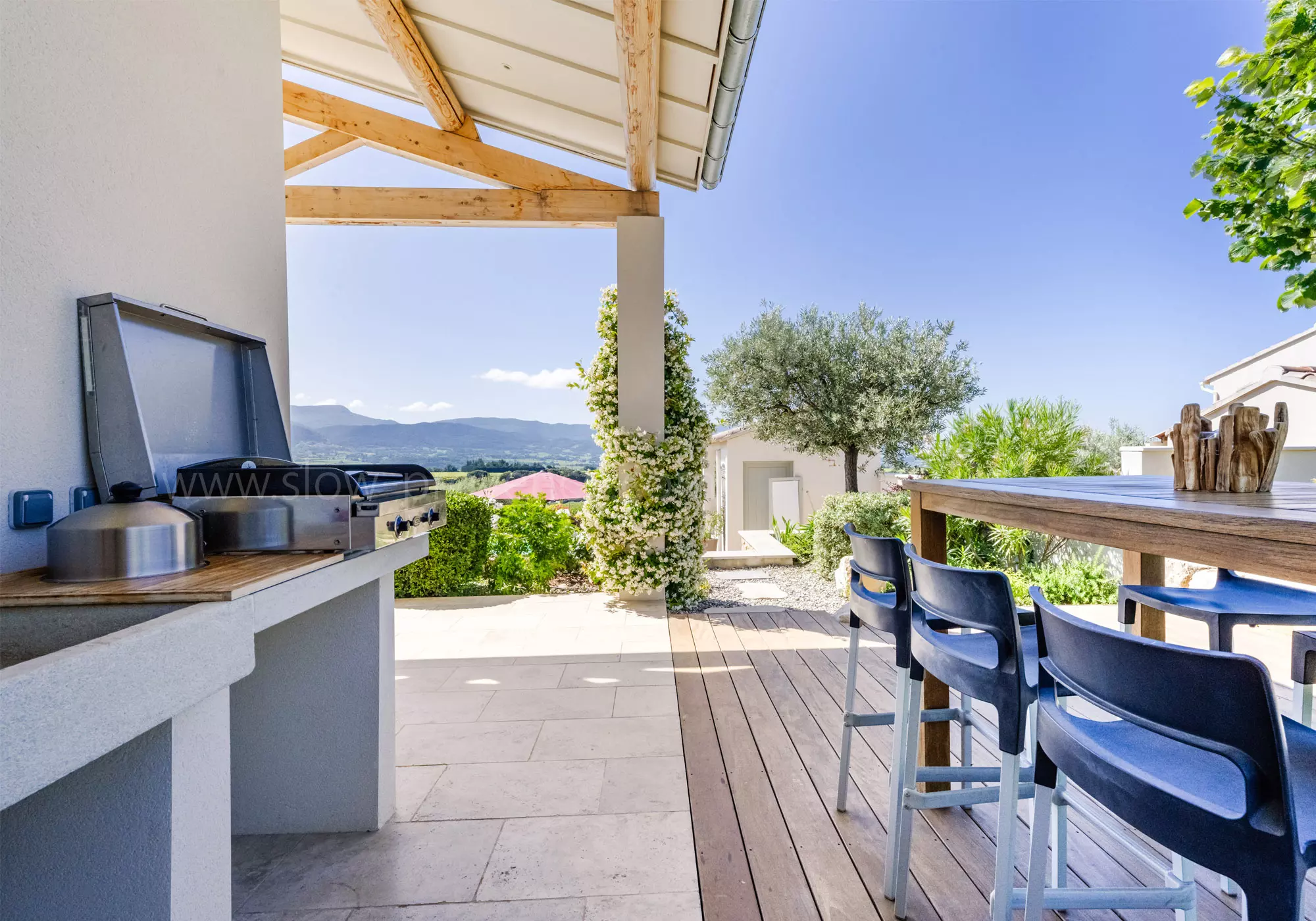 Terrasse Ouest avec la cuisine d'été et plancha