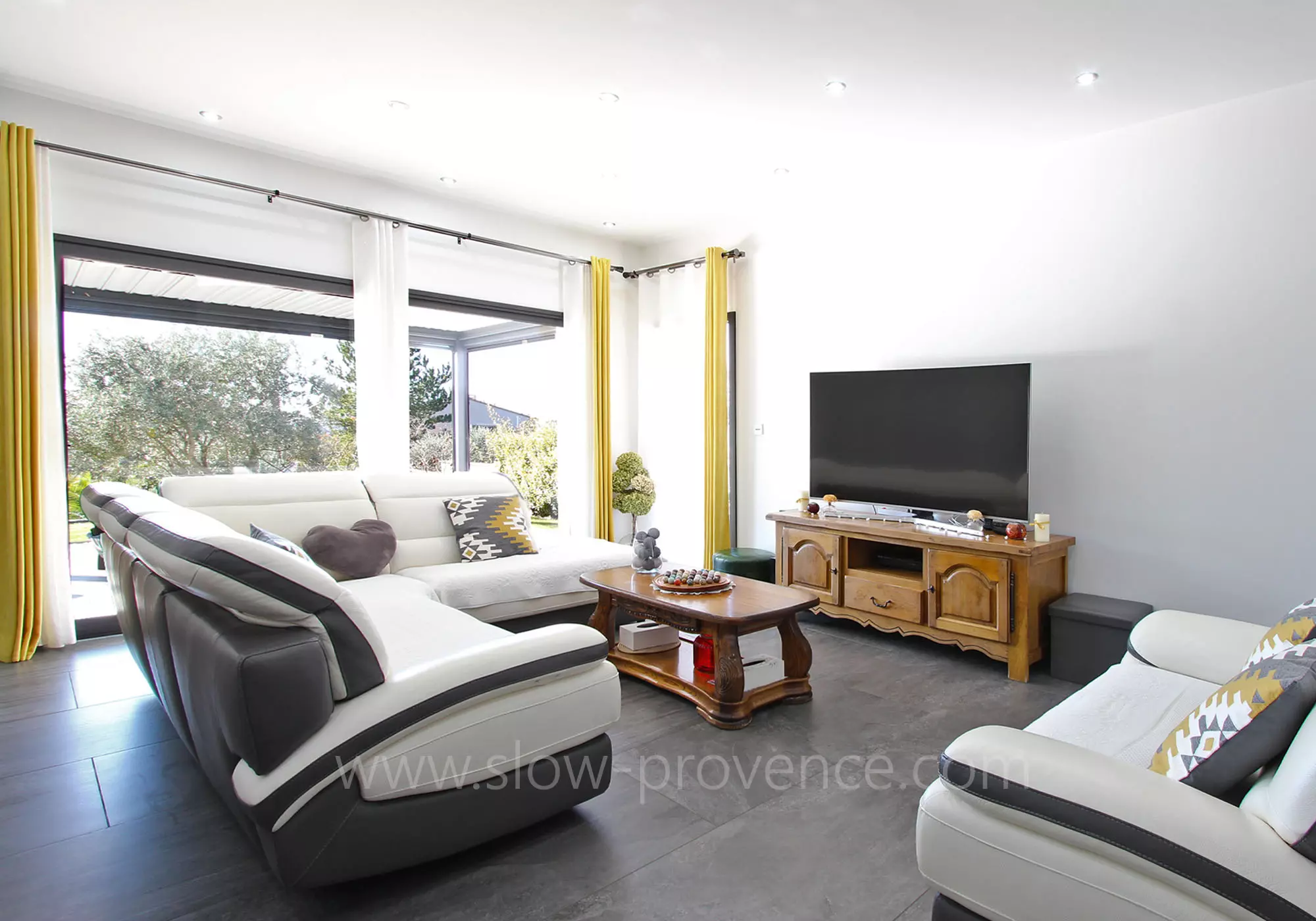 Bright living room open onto the terrace