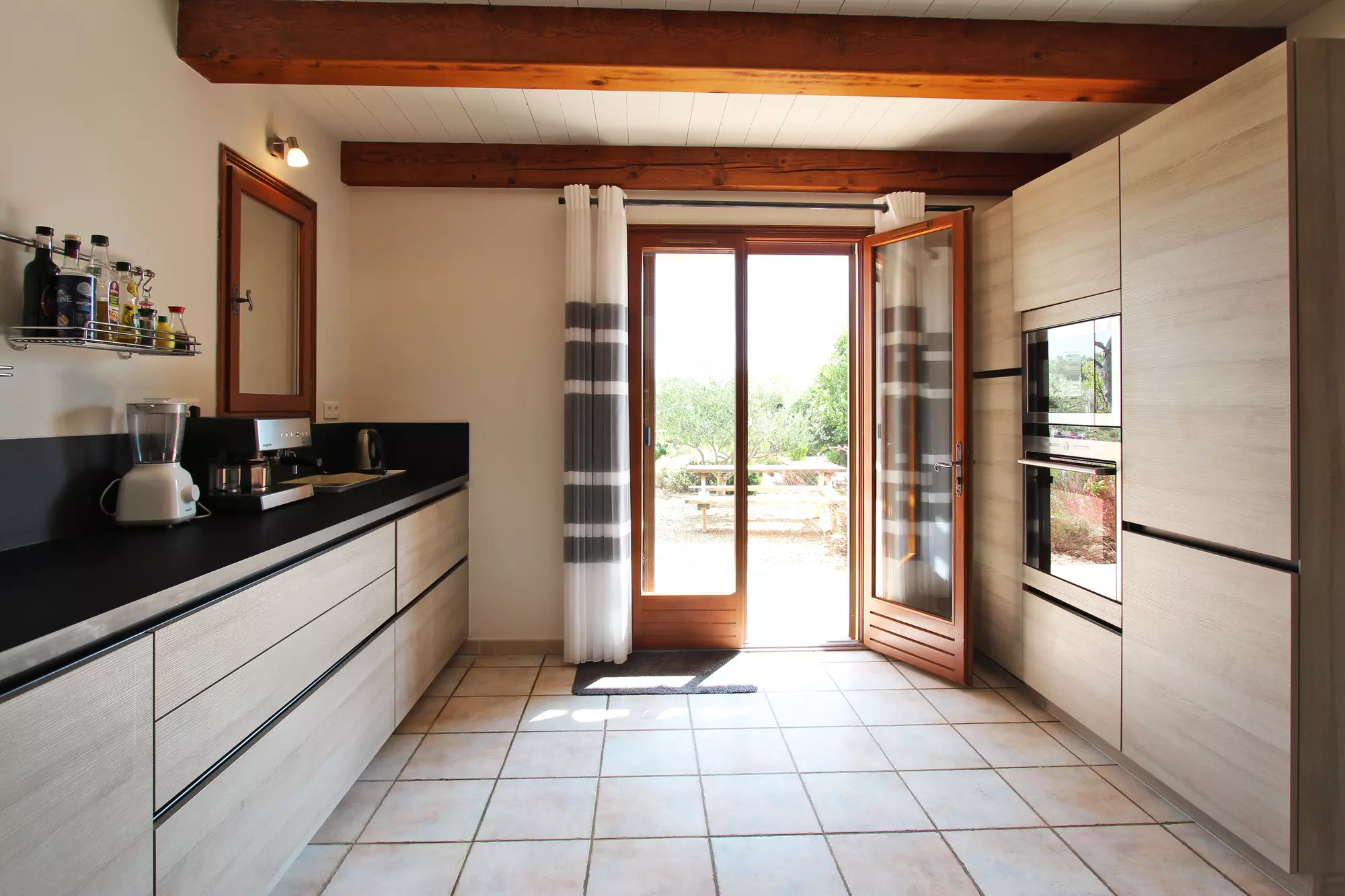 Kitchen open to the terrace