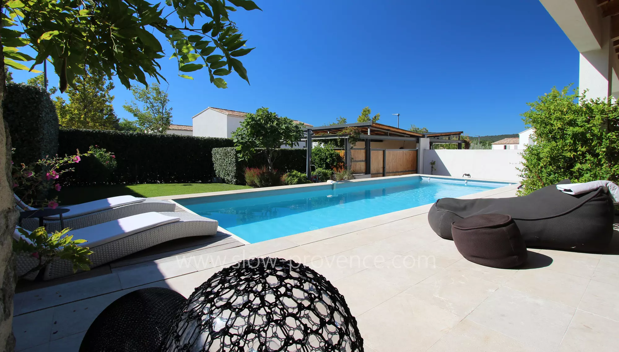 Terrace with view on the pool