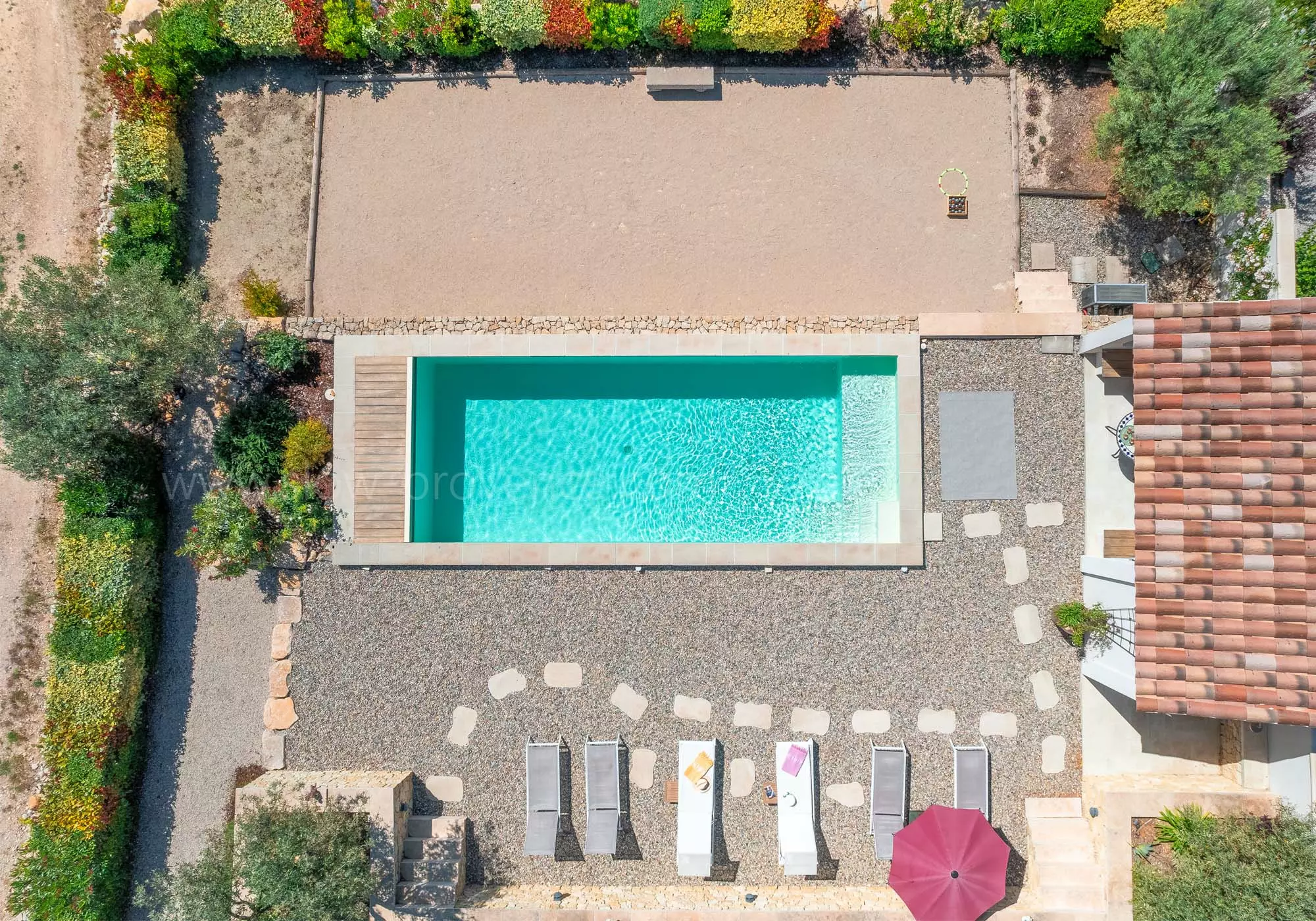 Grande piscine avec pool-house