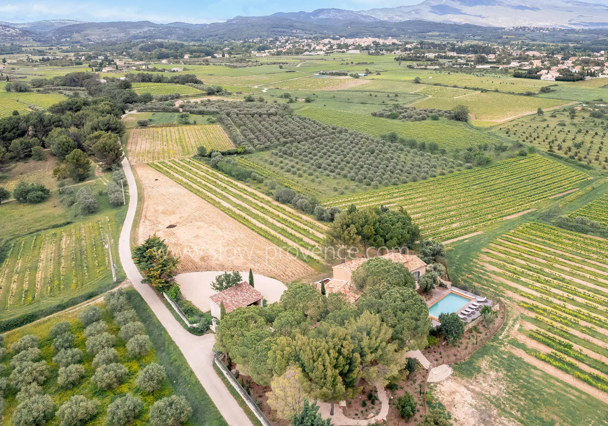 La Bastide des amis, set amidst vineyards